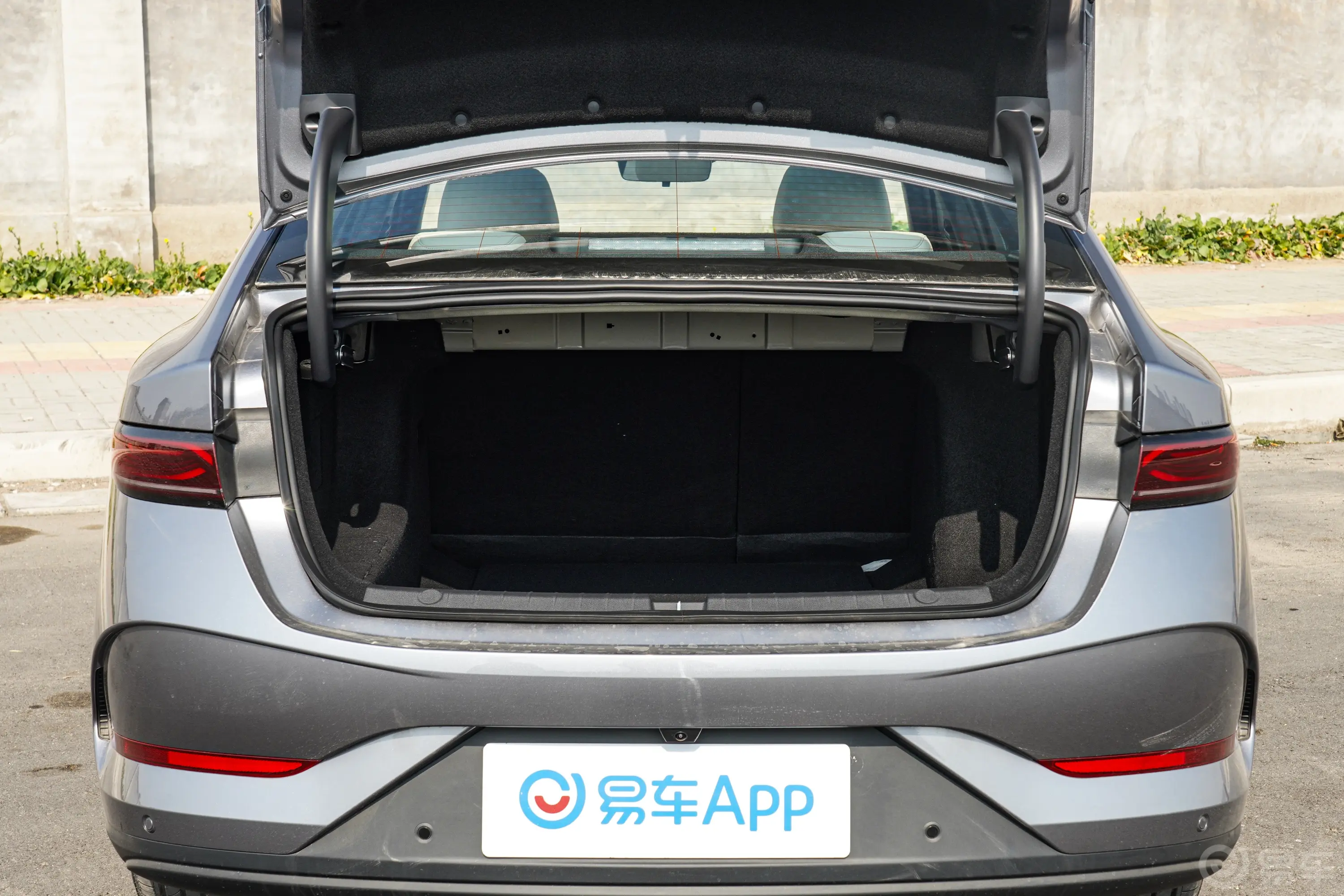 秦PLUS新能源DM-i 智驾版 1.5L 55km 超越型后备厢空间特写