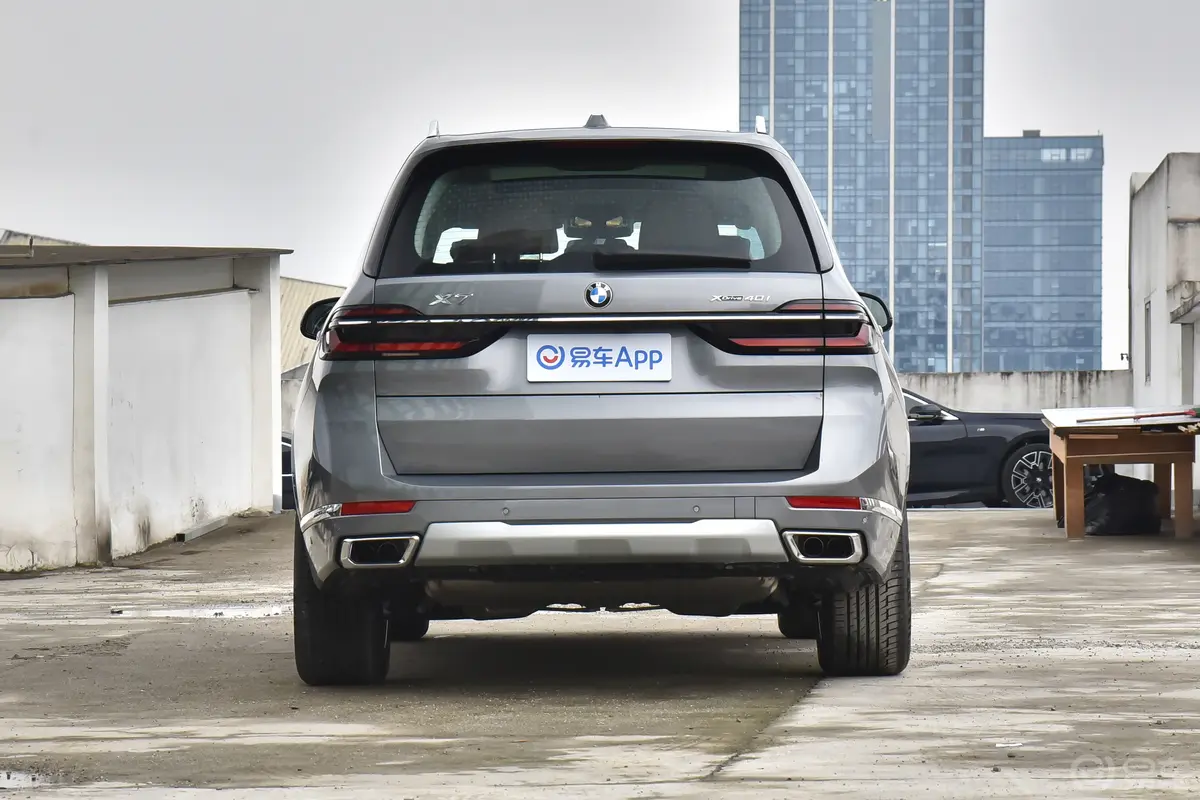 宝马X7xDrive40i 领先型 豪华套装正后水平