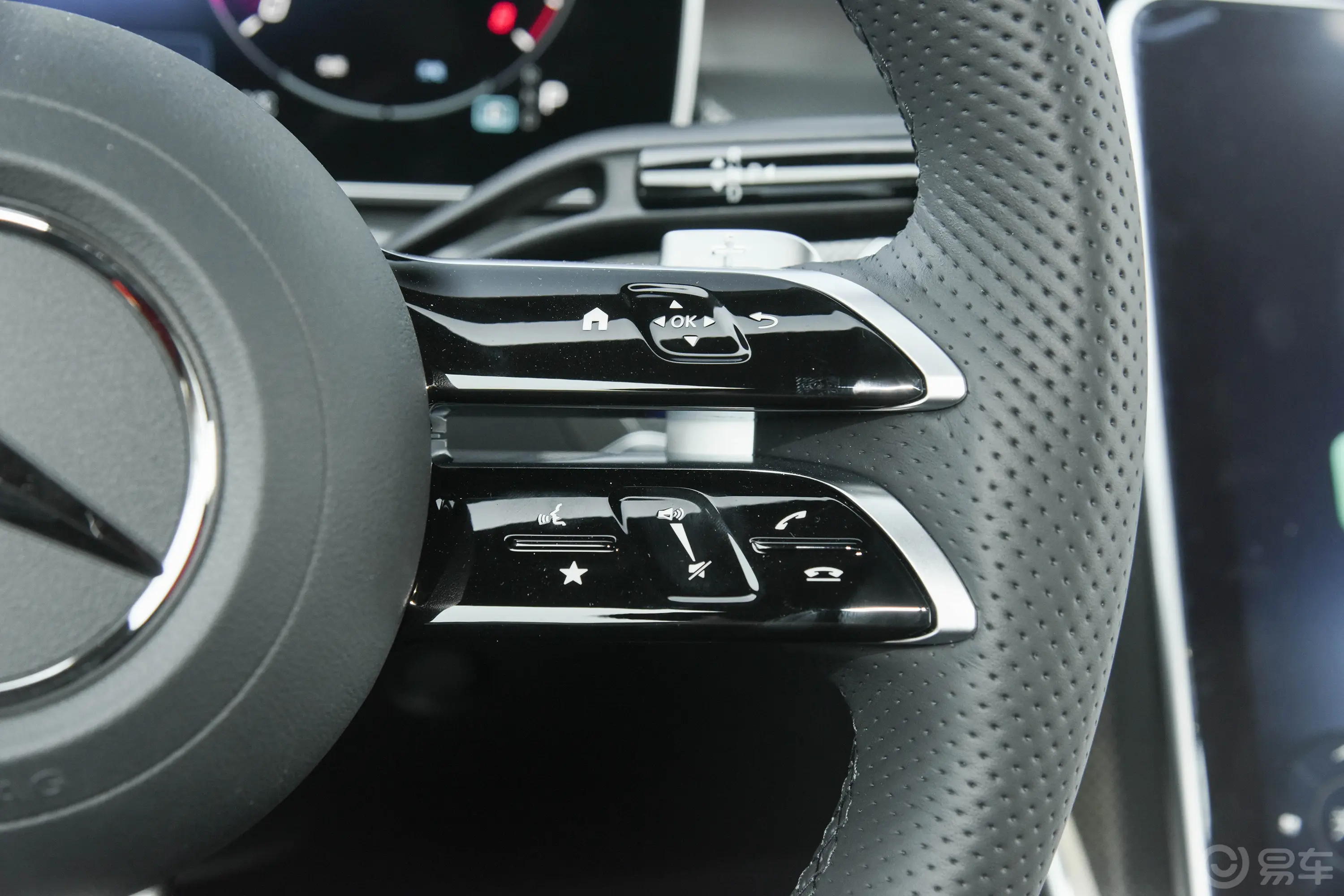 奔驰CLECLE 300 4MATIC 豪华型轿跑车右侧方向盘功能按键