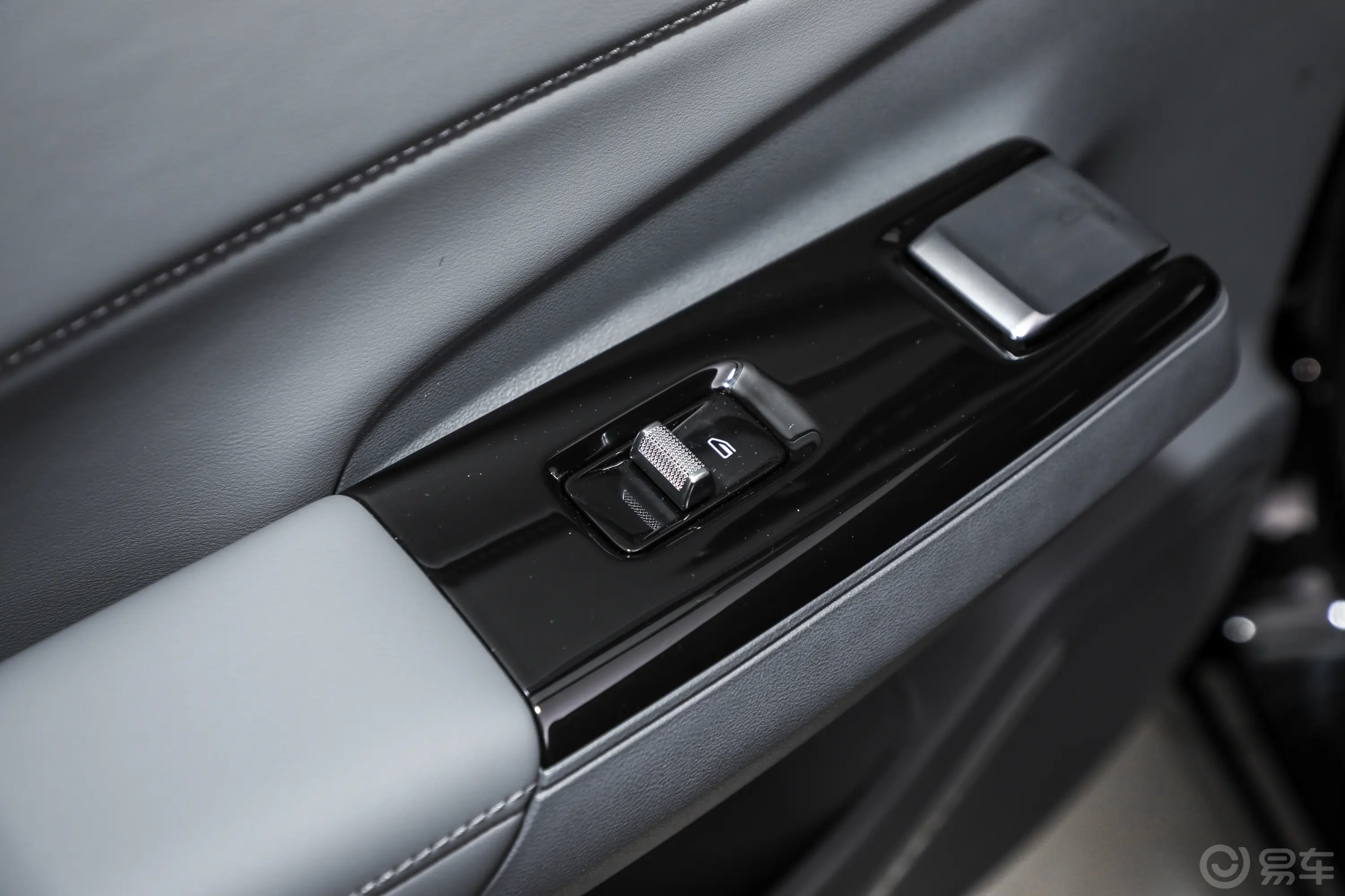 银河L7EM-i 1.5L 115km 探索＋版后车窗调节