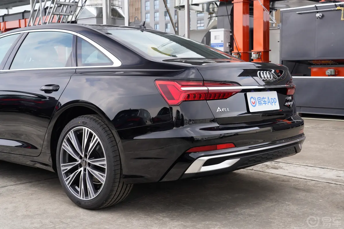 奥迪A6L改款 40 TFSI 豪华动感型车尾特写