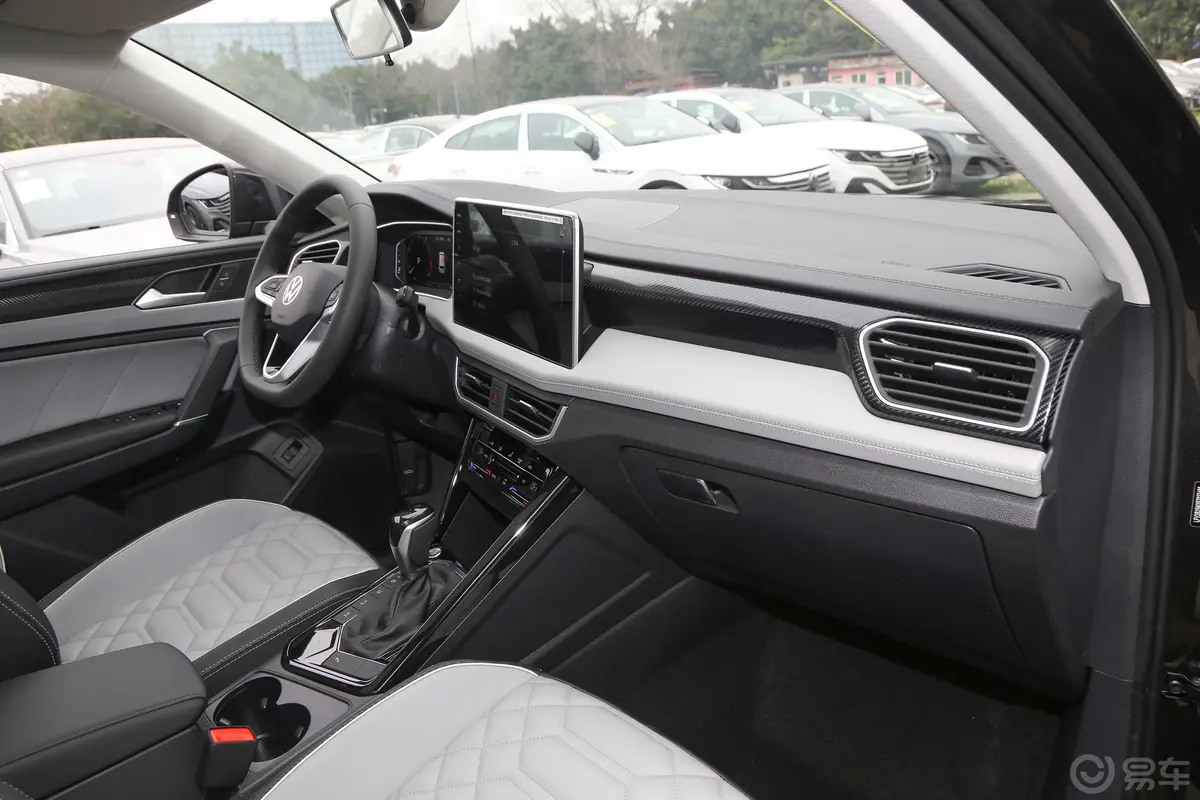 探岳300TSI 众享版内饰全景副驾方向
