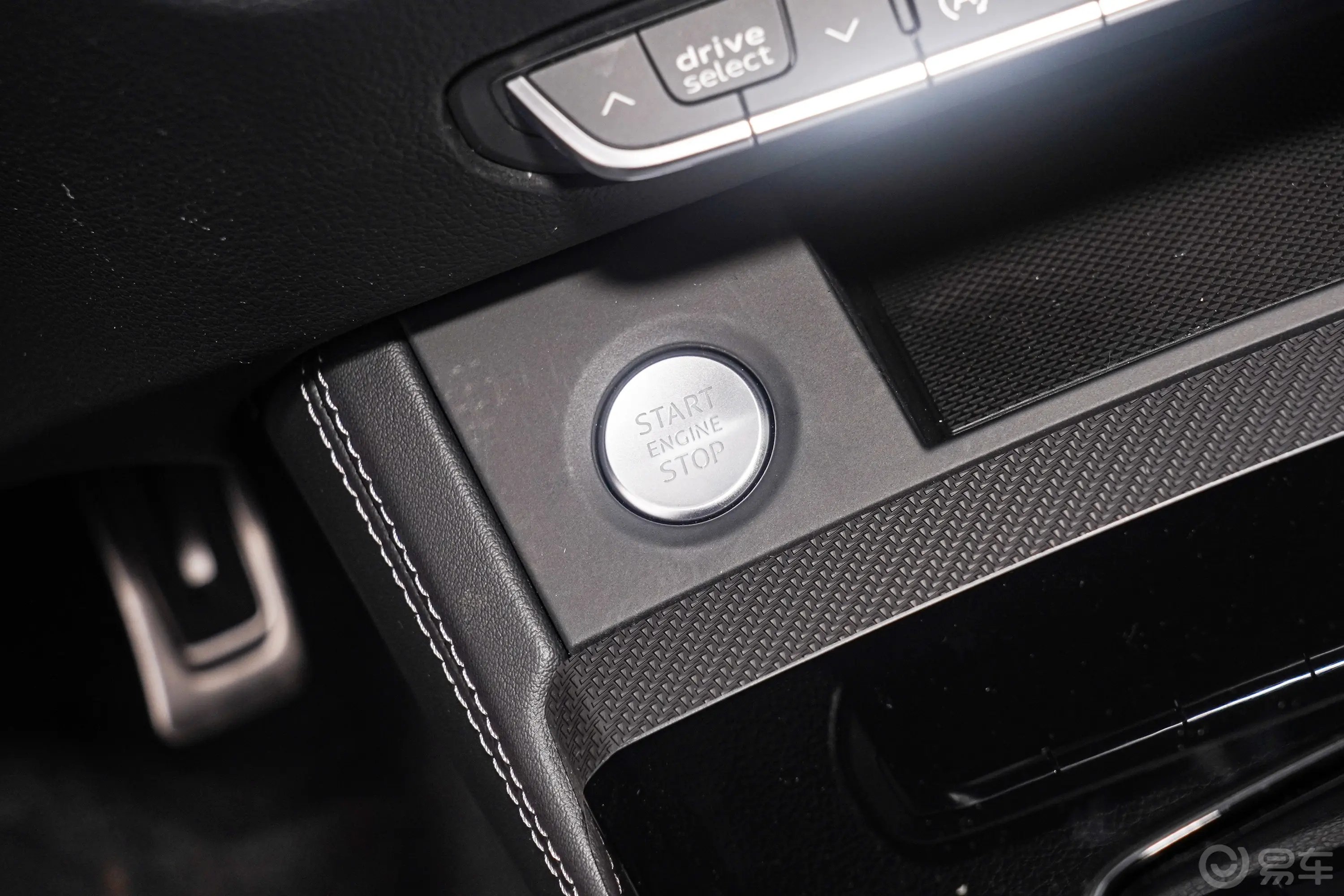 奥迪Q5Lquattro45周年典藏版 45 TFSI 豪华动感型钥匙孔或一键启动按键