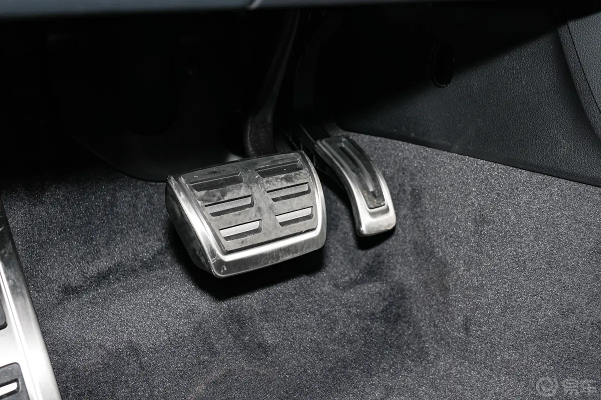 奥迪Q5Lquattro45周年典藏版 40 TFSI 豪华动感型脚踏板