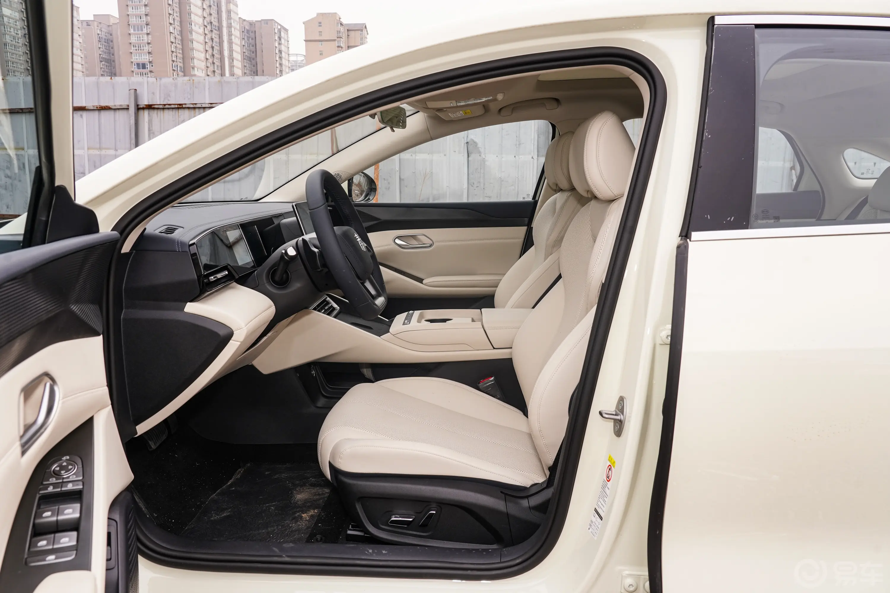 秦LEV 470km 领先型主驾驶位
