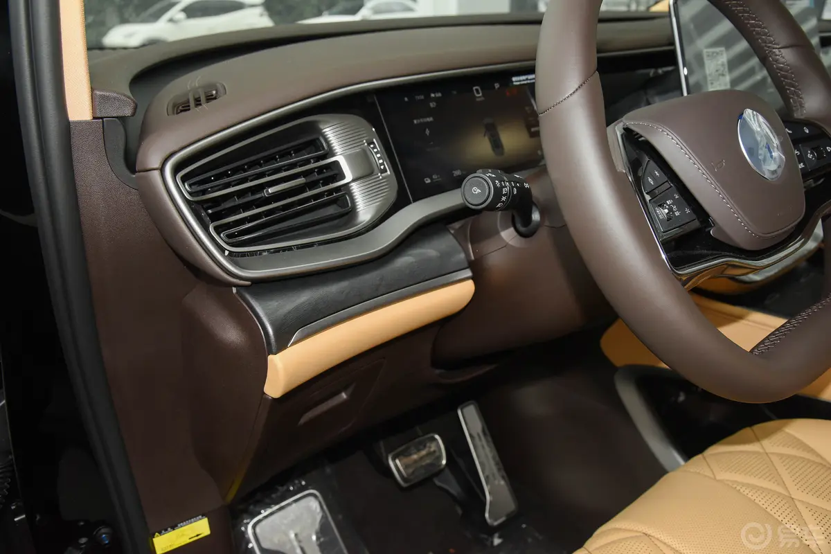 腾势D9EV 智驾版 620km 前驱豪华型 7座主驾驶位