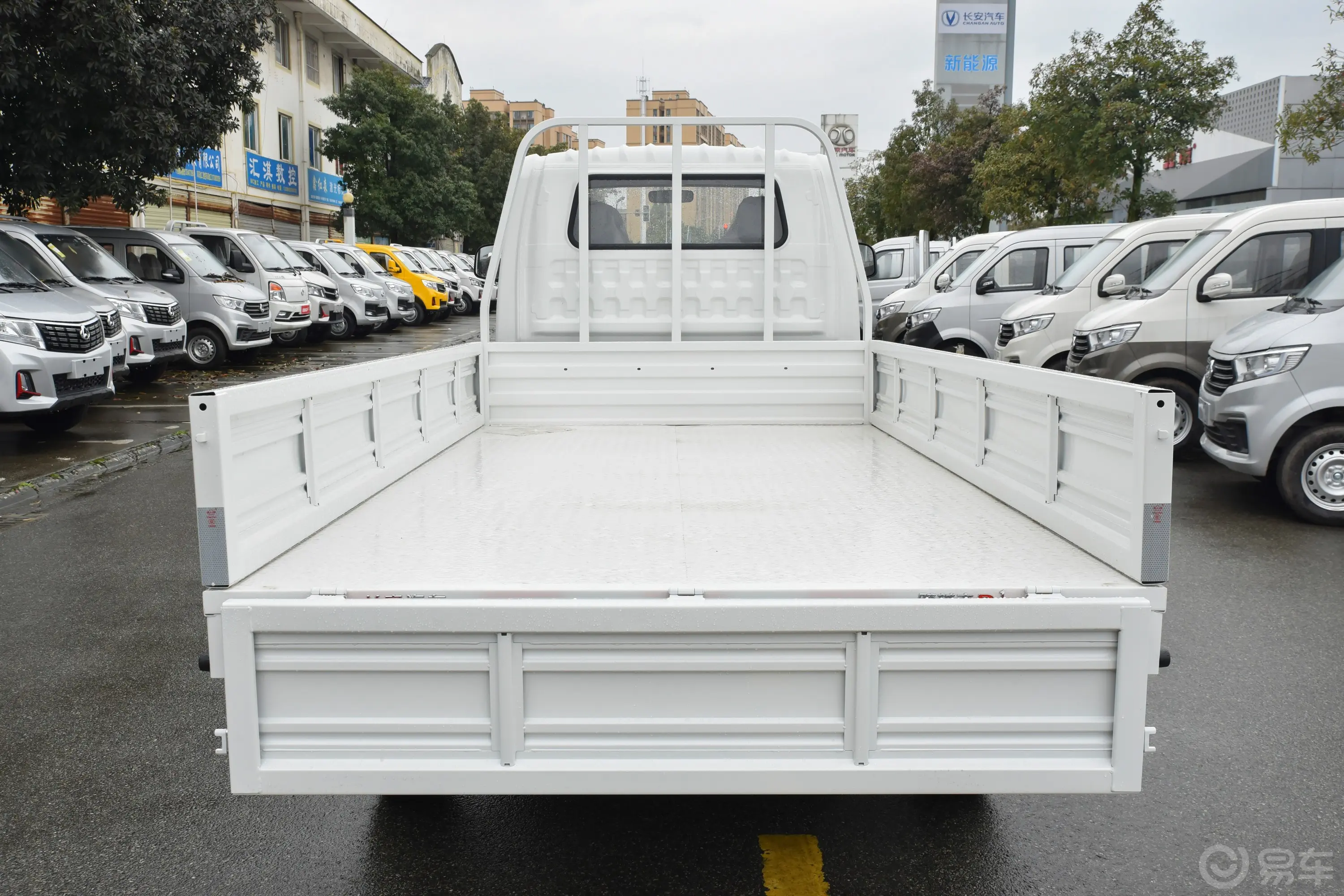 跨越者D11.6L 3.1米栏板车单排单后轮豪华型 汽油后备厢