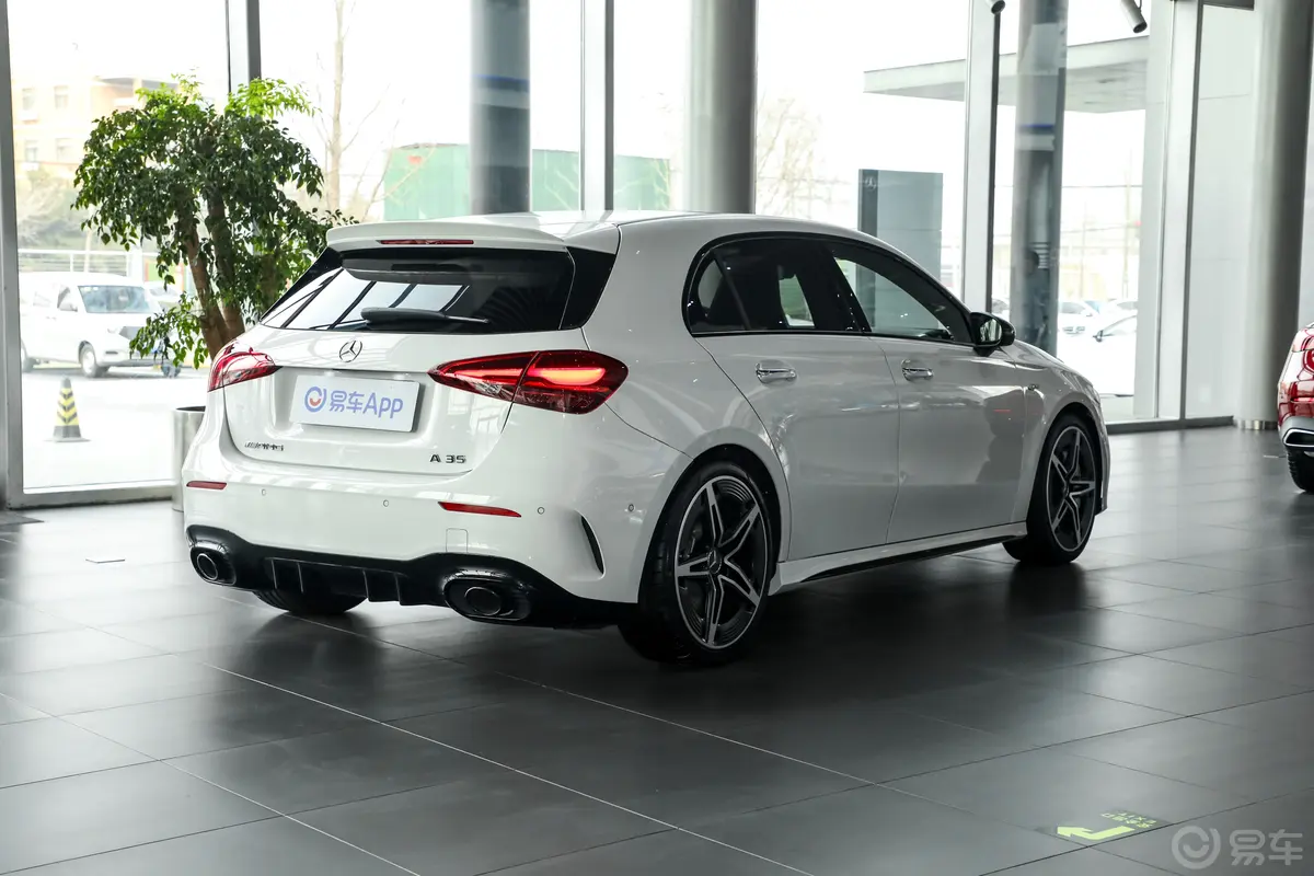 奔驰A级 AMG(进口)AMG A 35 4MATIC侧后45度车头向右水平