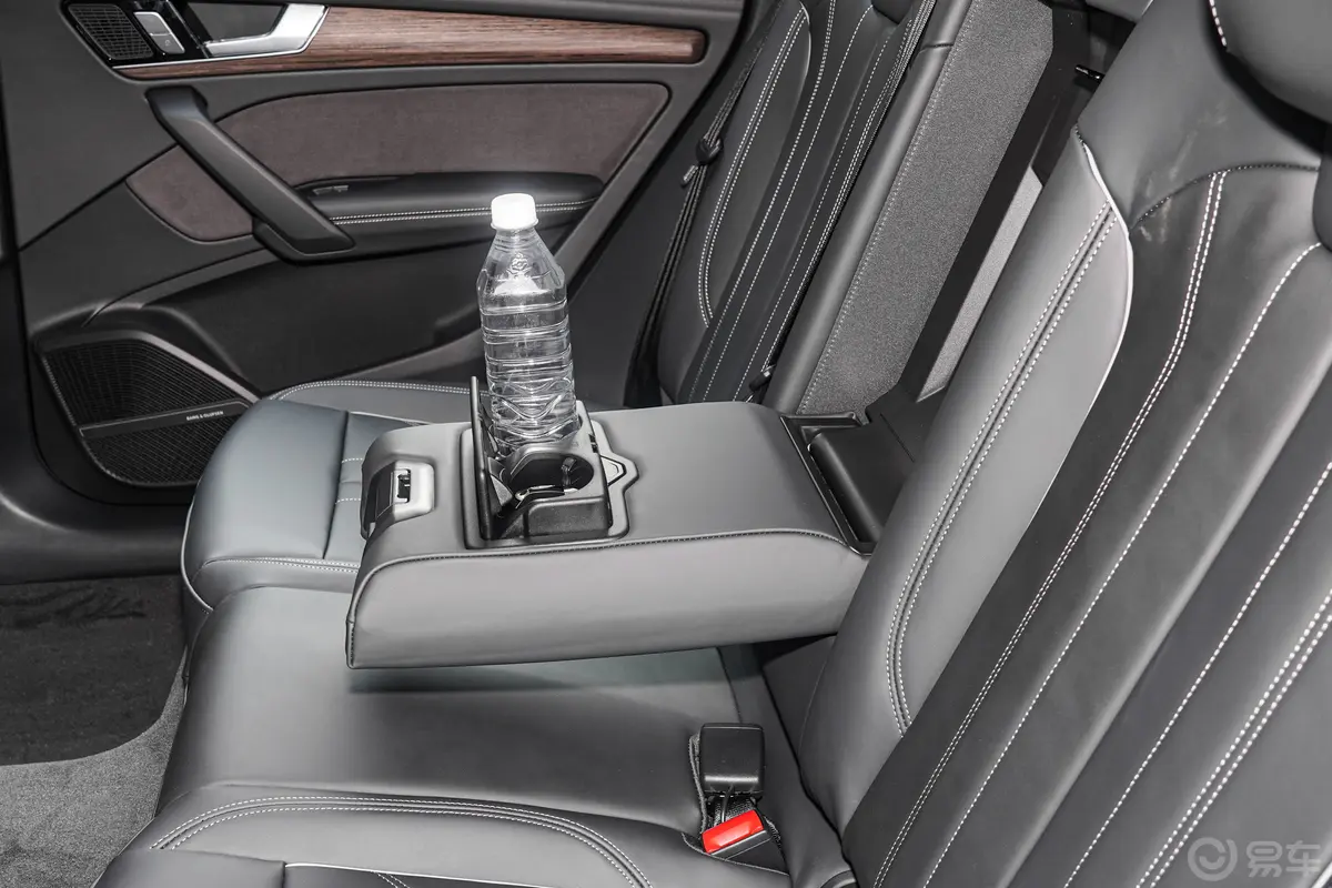 奥迪Q5Lquattro 45周年典藏版 45 TFSI 臻选动感型后排(第二排)杯架