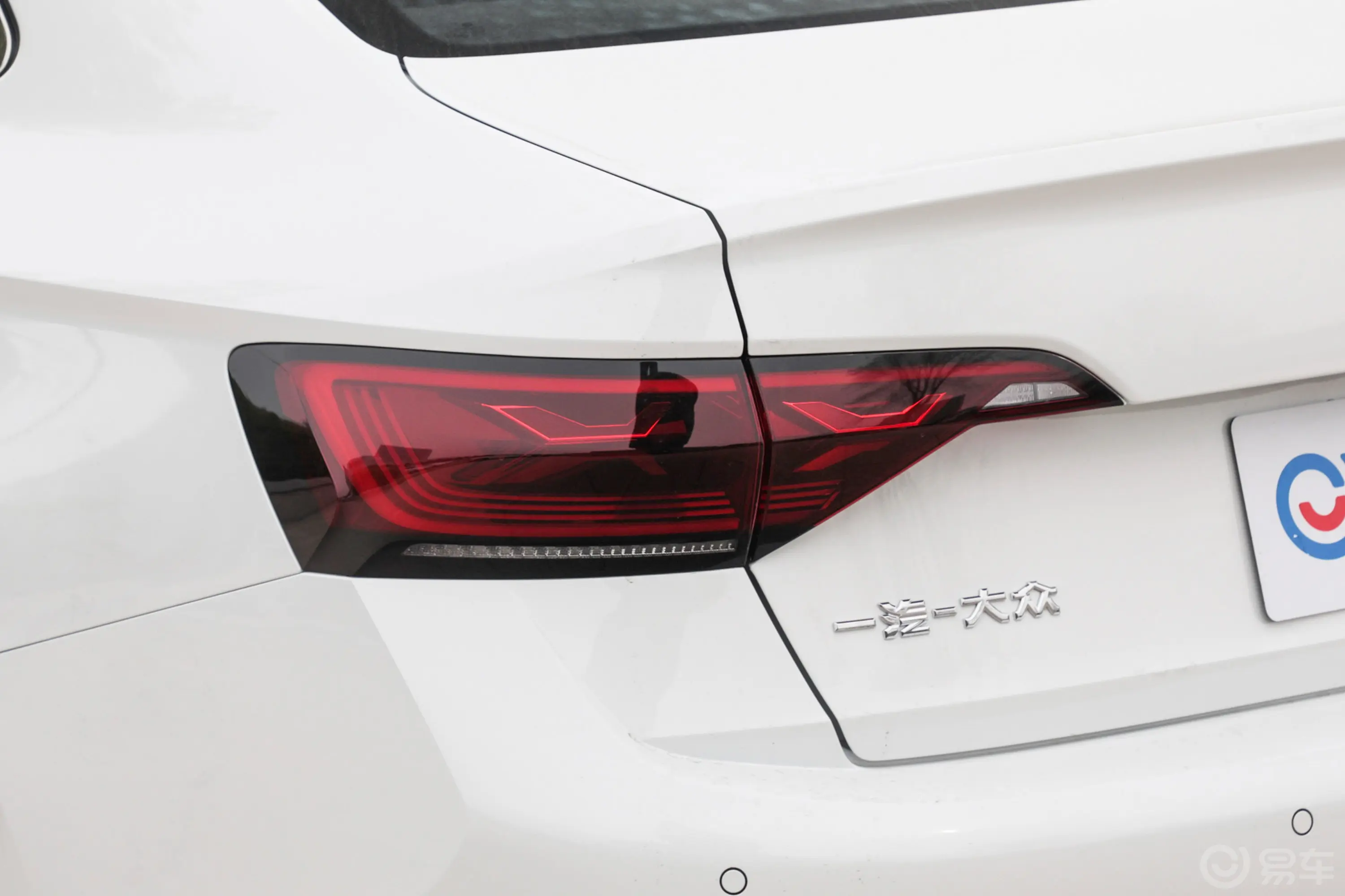速腾改款 300TSI 双离合超越版尾灯侧45度俯拍