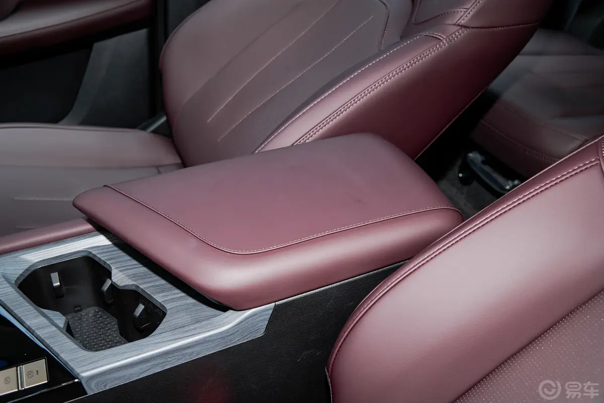 捷途X90 PLUS超越版 1.6T 双离合别墅 7座前排中央扶手
