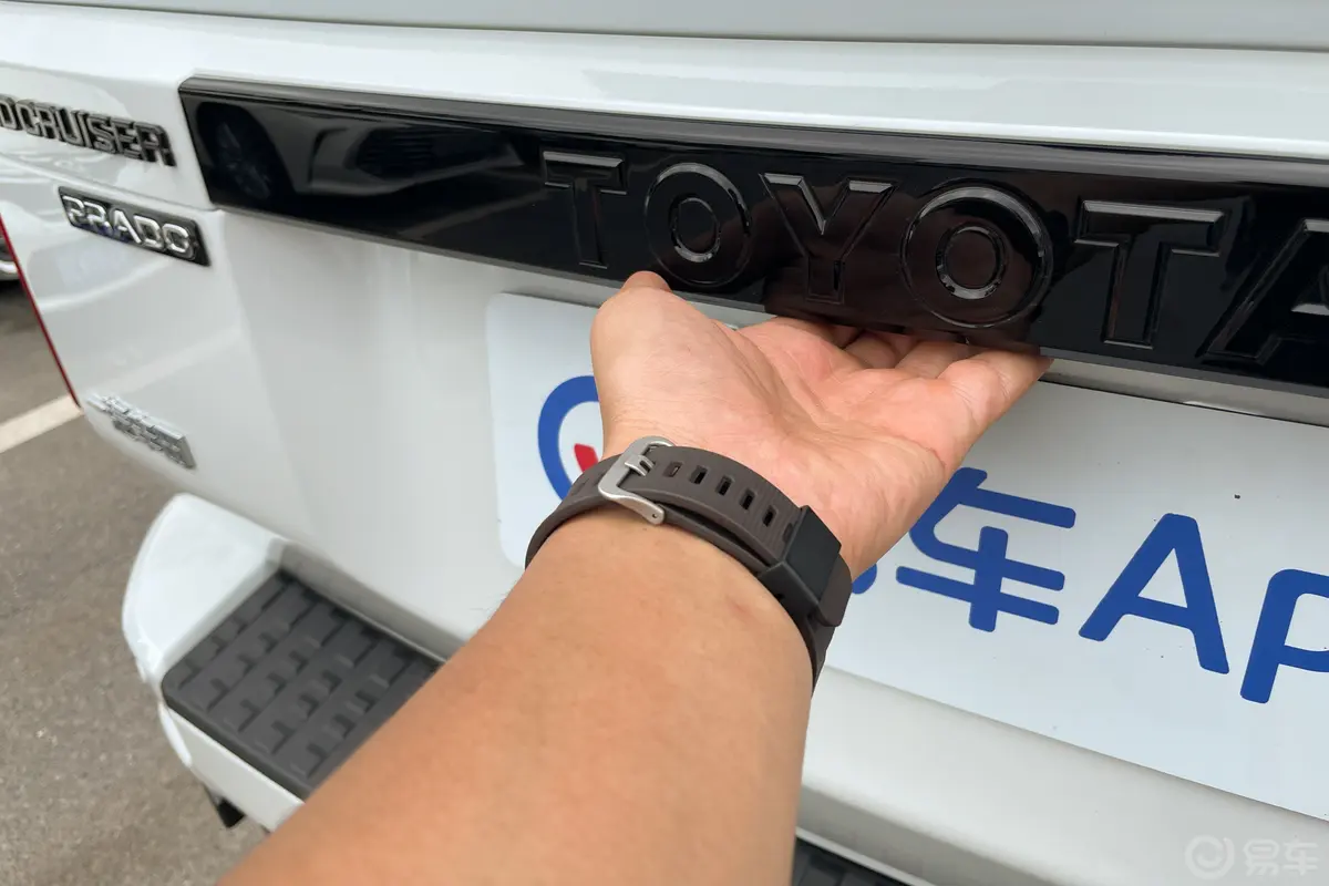 普拉多双擎 2.4T 旗舰VX版 5座后备厢