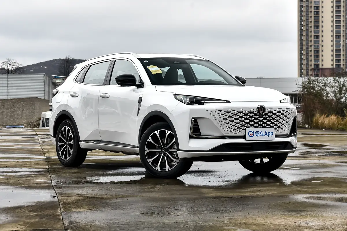 长安CS55PLUS PHEV智慧新蓝鲸 1.5L 125km 战舰版侧前45度车头向右水平