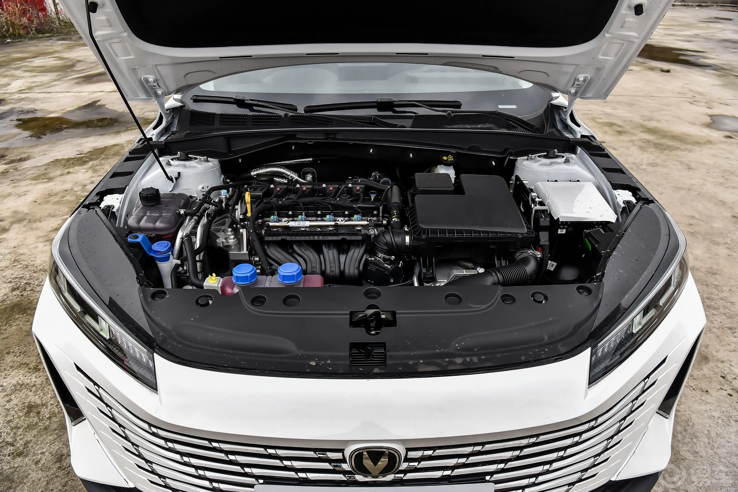 逸动PHEV智慧新蓝鲸 1.5L 145km 战舰版前舱整体