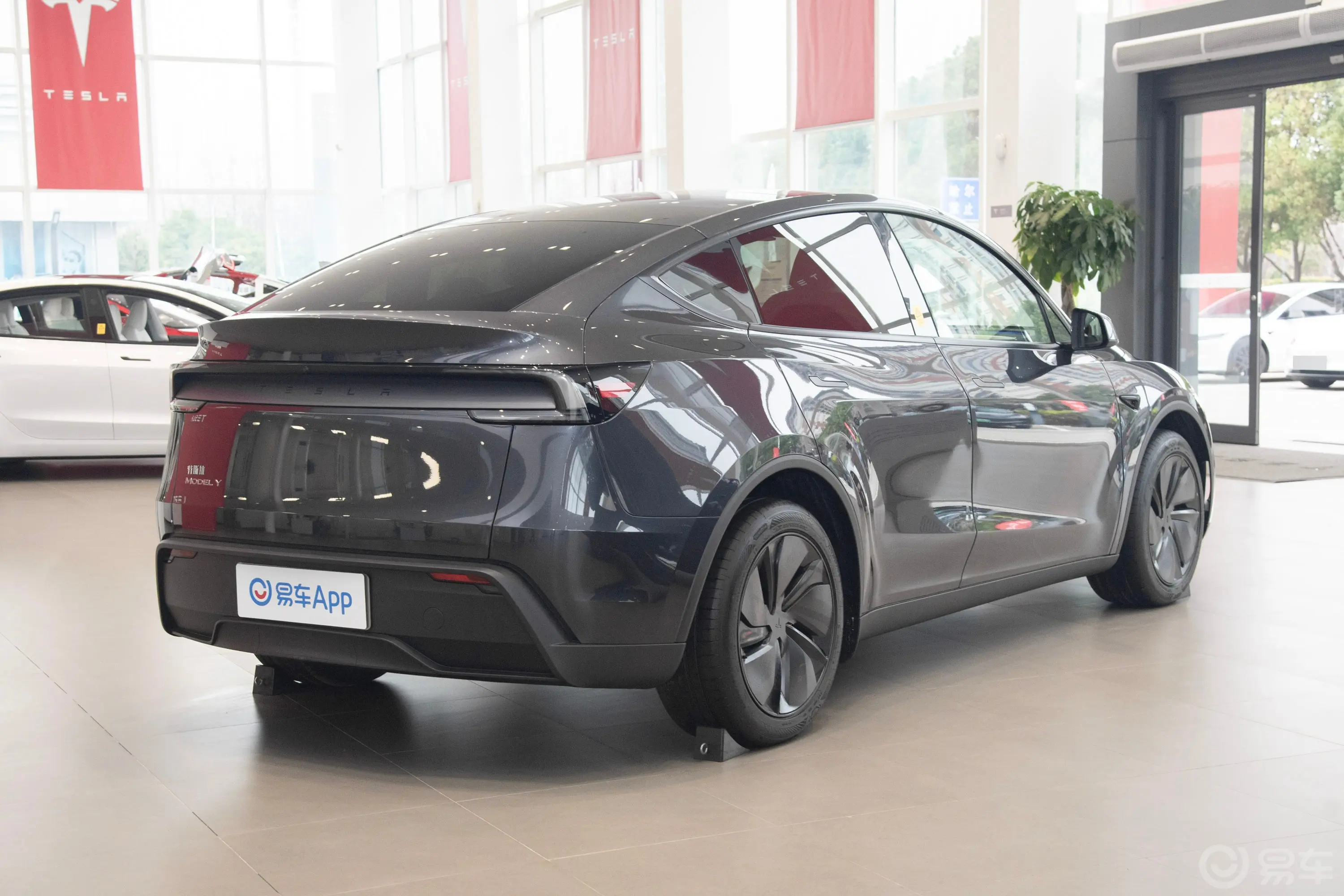 Model Y593km 后轮驱动版侧后45度车头向右水平
