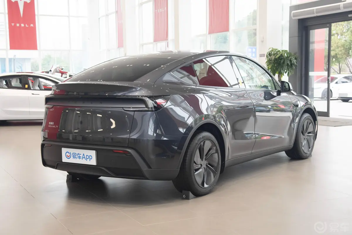Model Y593km 后轮驱动版侧后45度车头向右水平