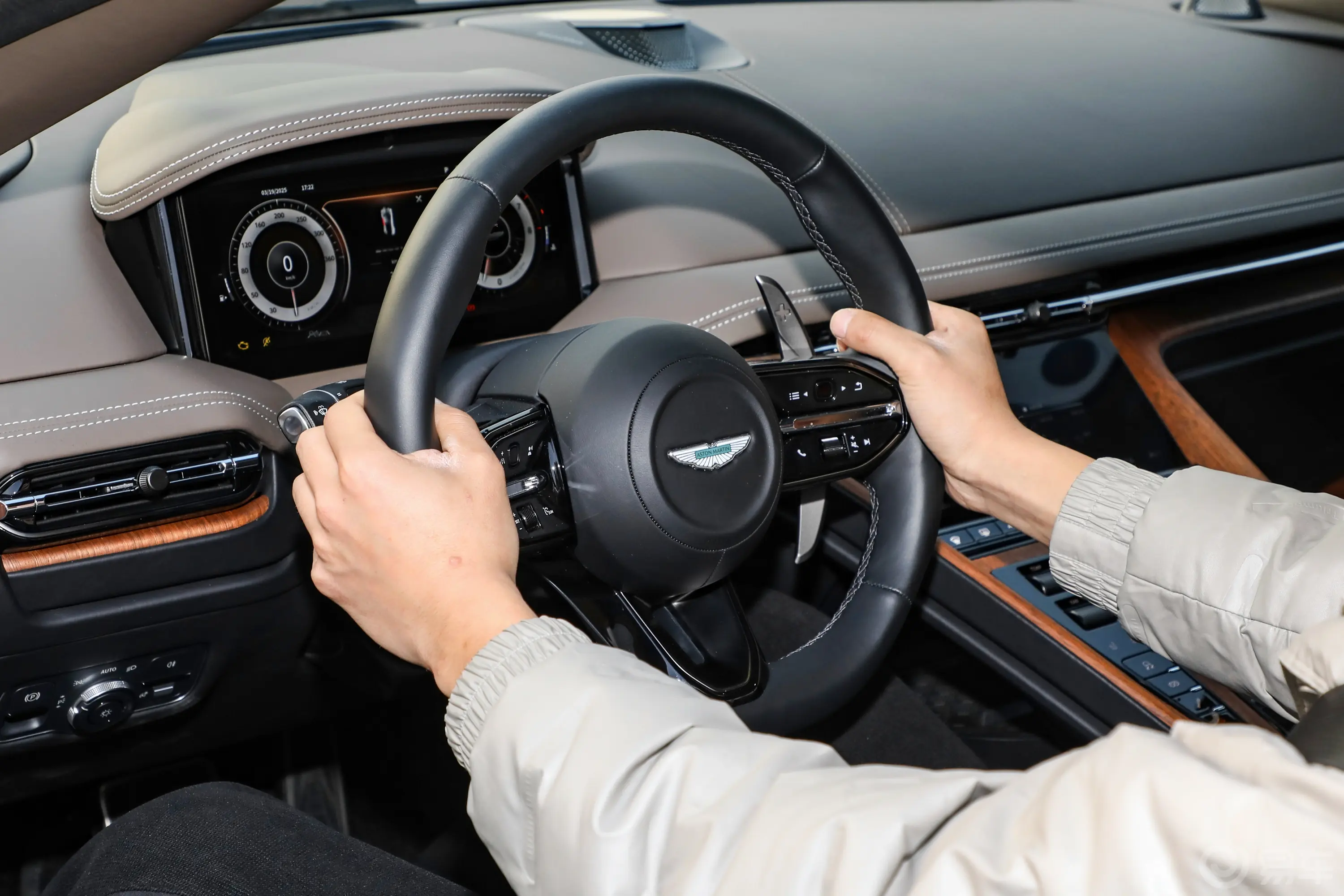 阿斯顿·马丁DB124.0T V8主驾驶位