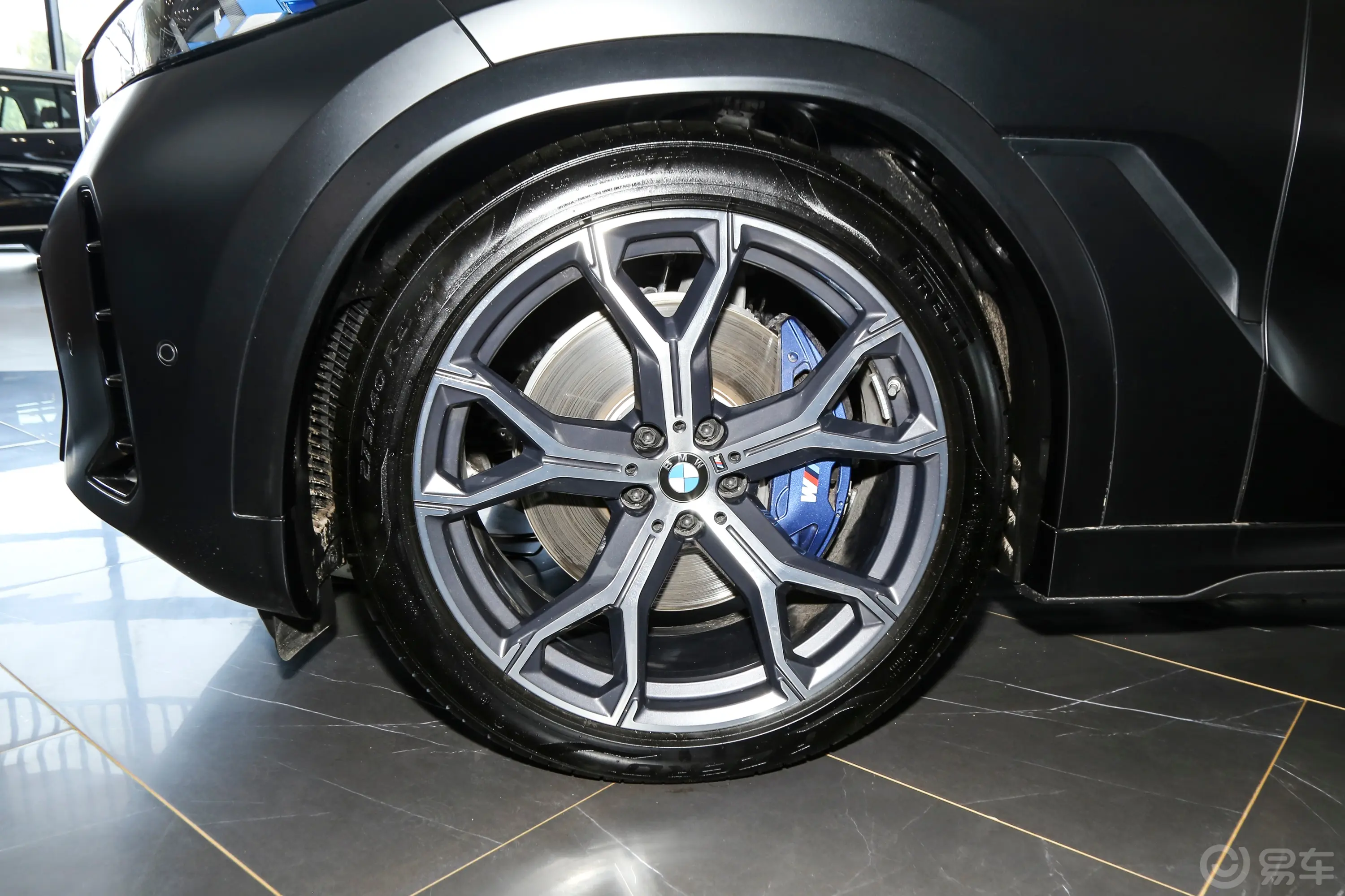 宝马X6改款 xDrive40i 尊享型 M运动套装前轮毂造型