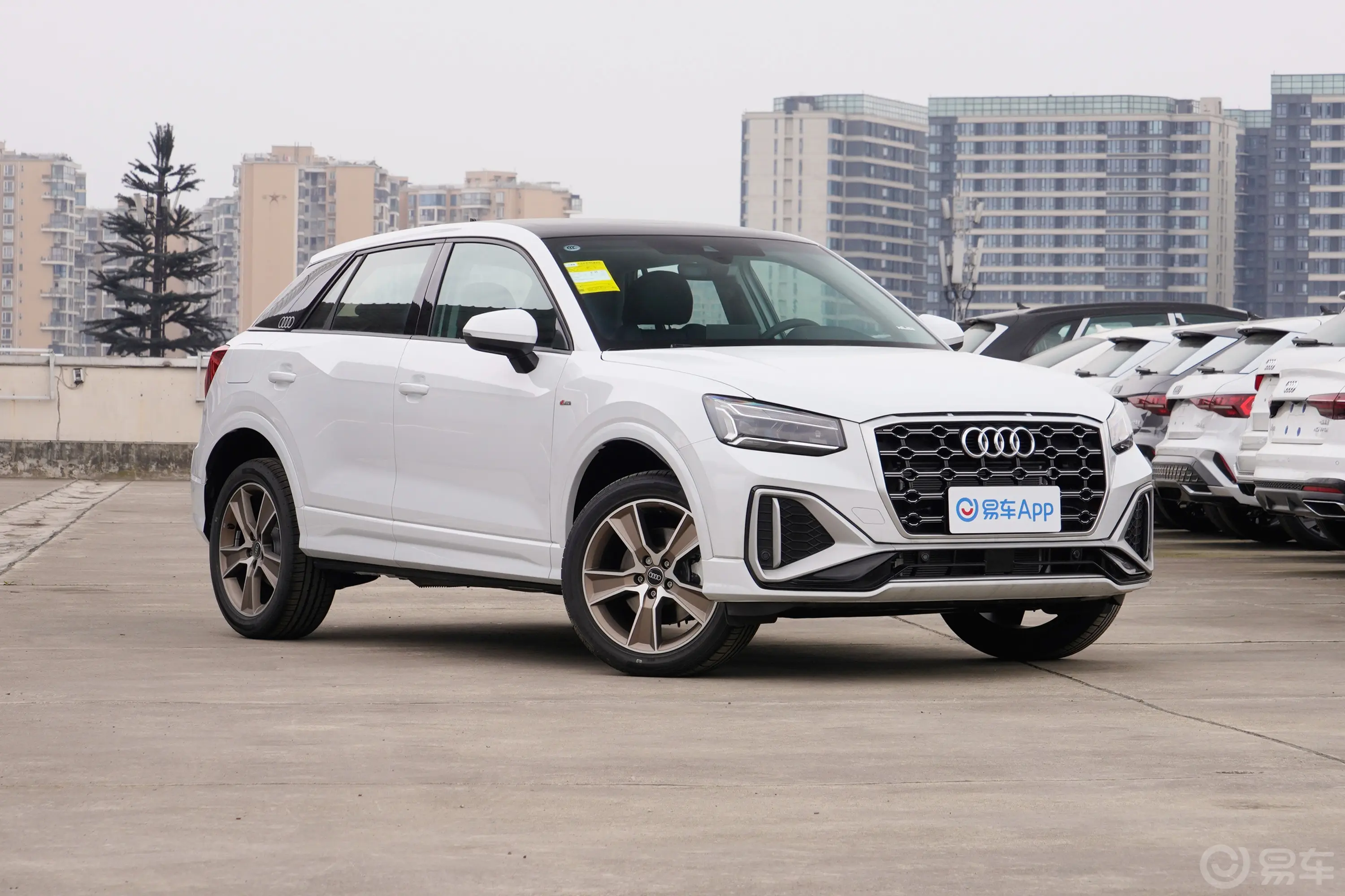 奥迪Q2L35 TFSI 时尚动感型侧前45度车头向右水平