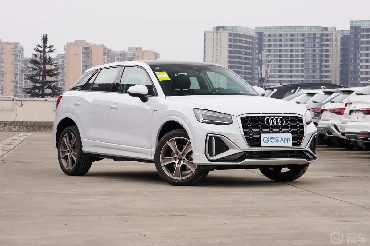 奥迪Q2L35 TFSI 时尚动感型侧前45度车头向右水平