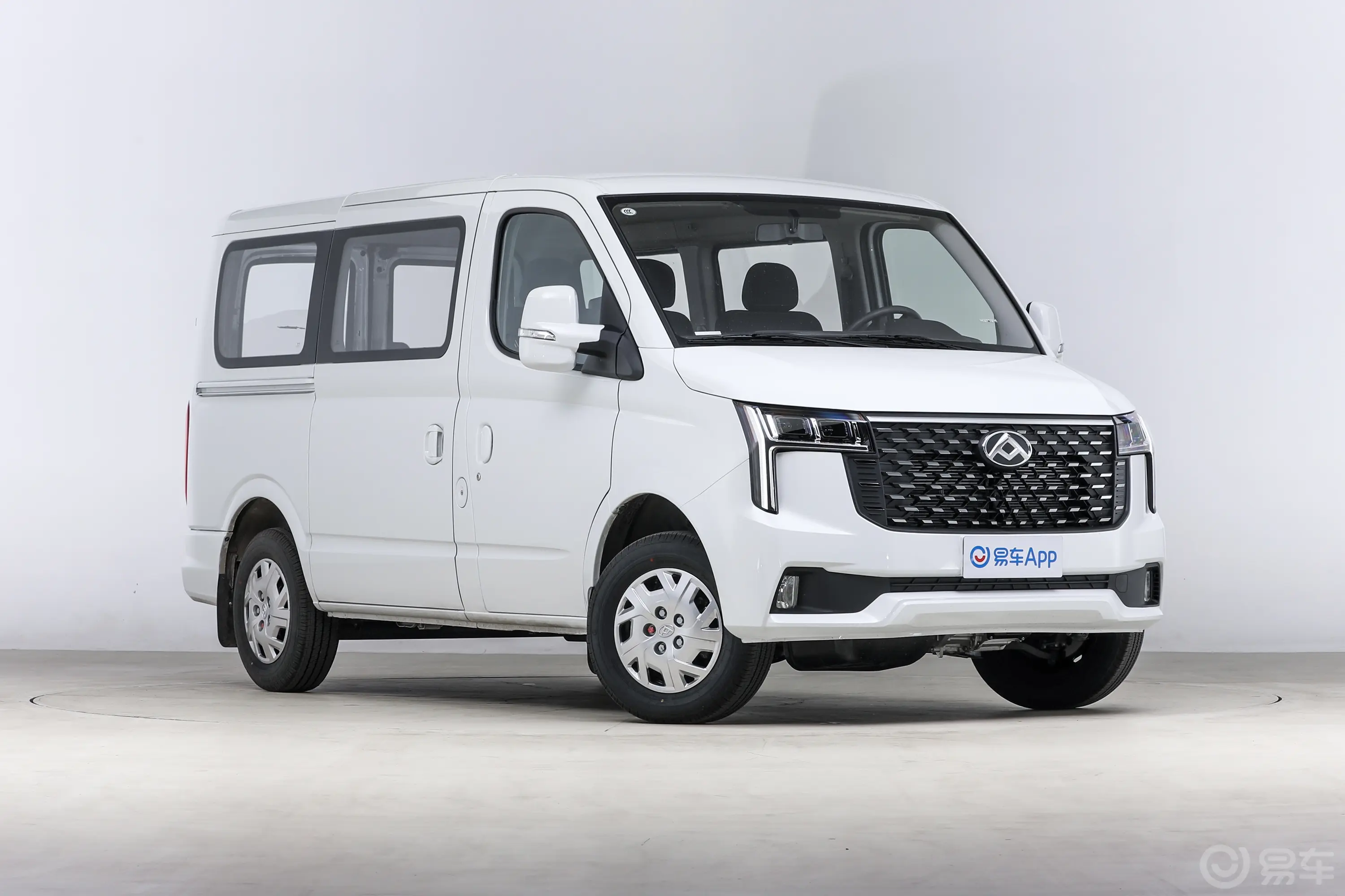 新途V80PRO 傲运通 2.0T 自动短轴超低顶 5/6座侧前45度车头向右水平