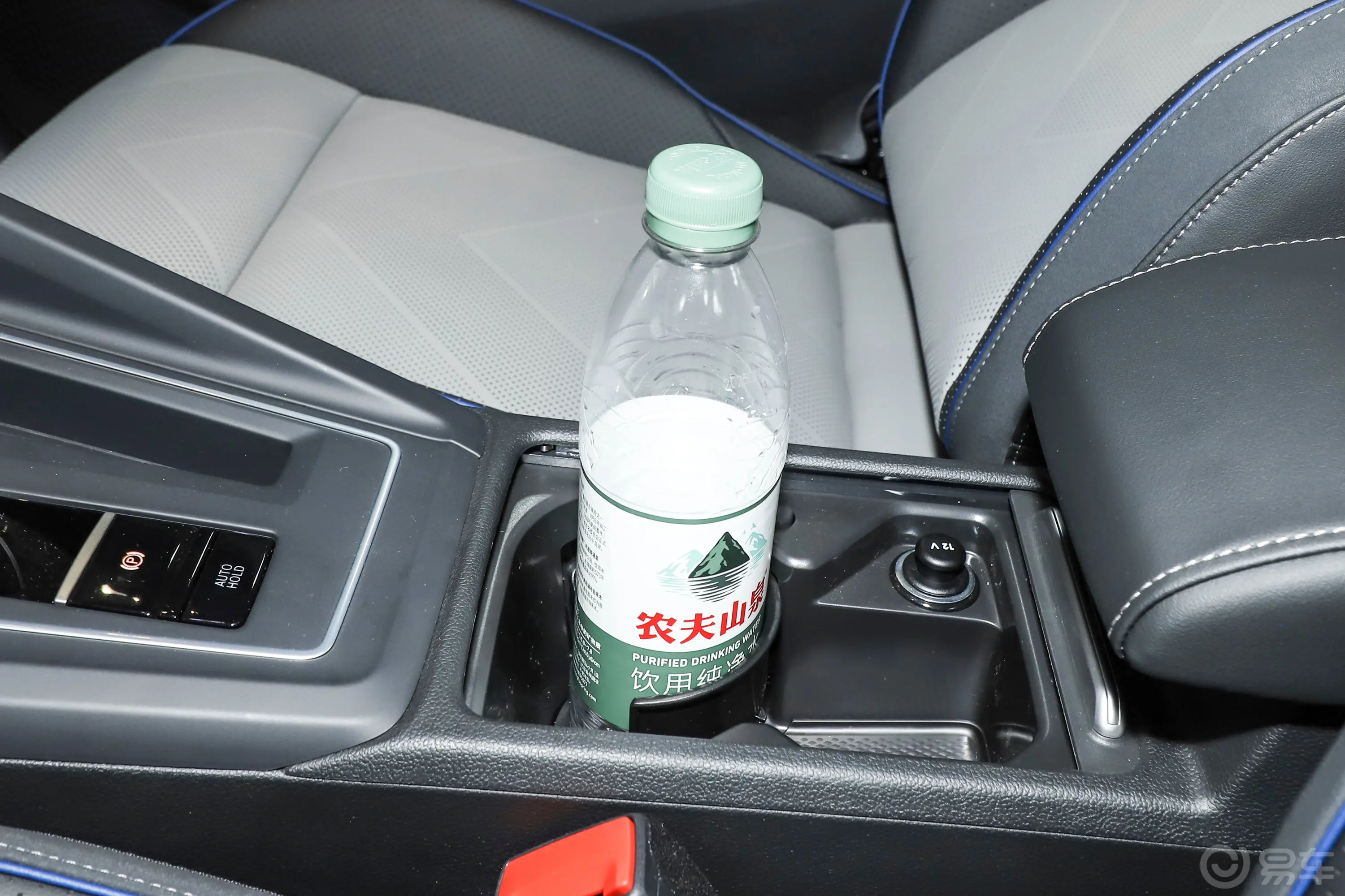 高尔夫改款 300TSI R-Line前排杯架
