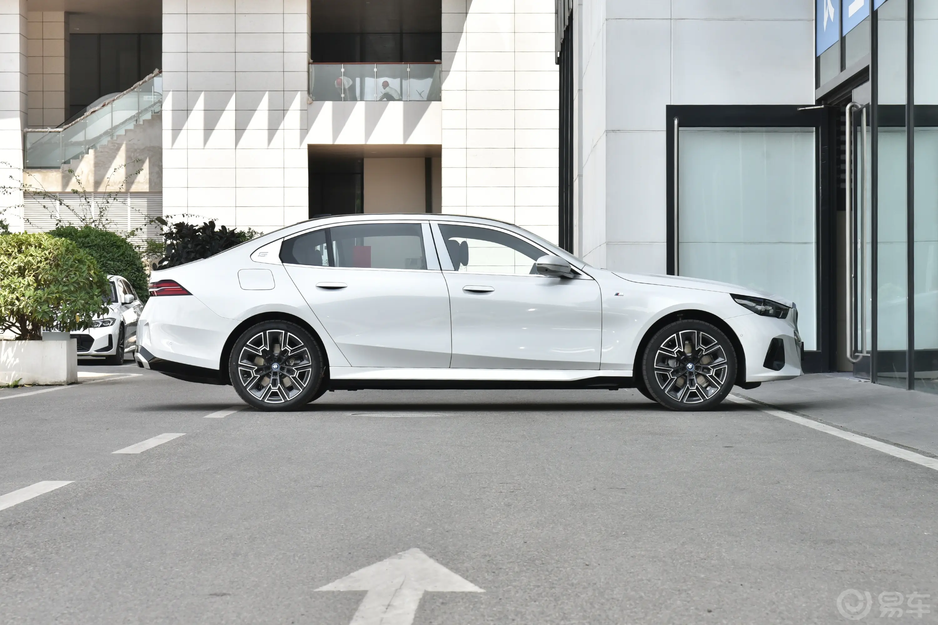 宝马i5xDrive 50L M运动套装正侧车头向右水平