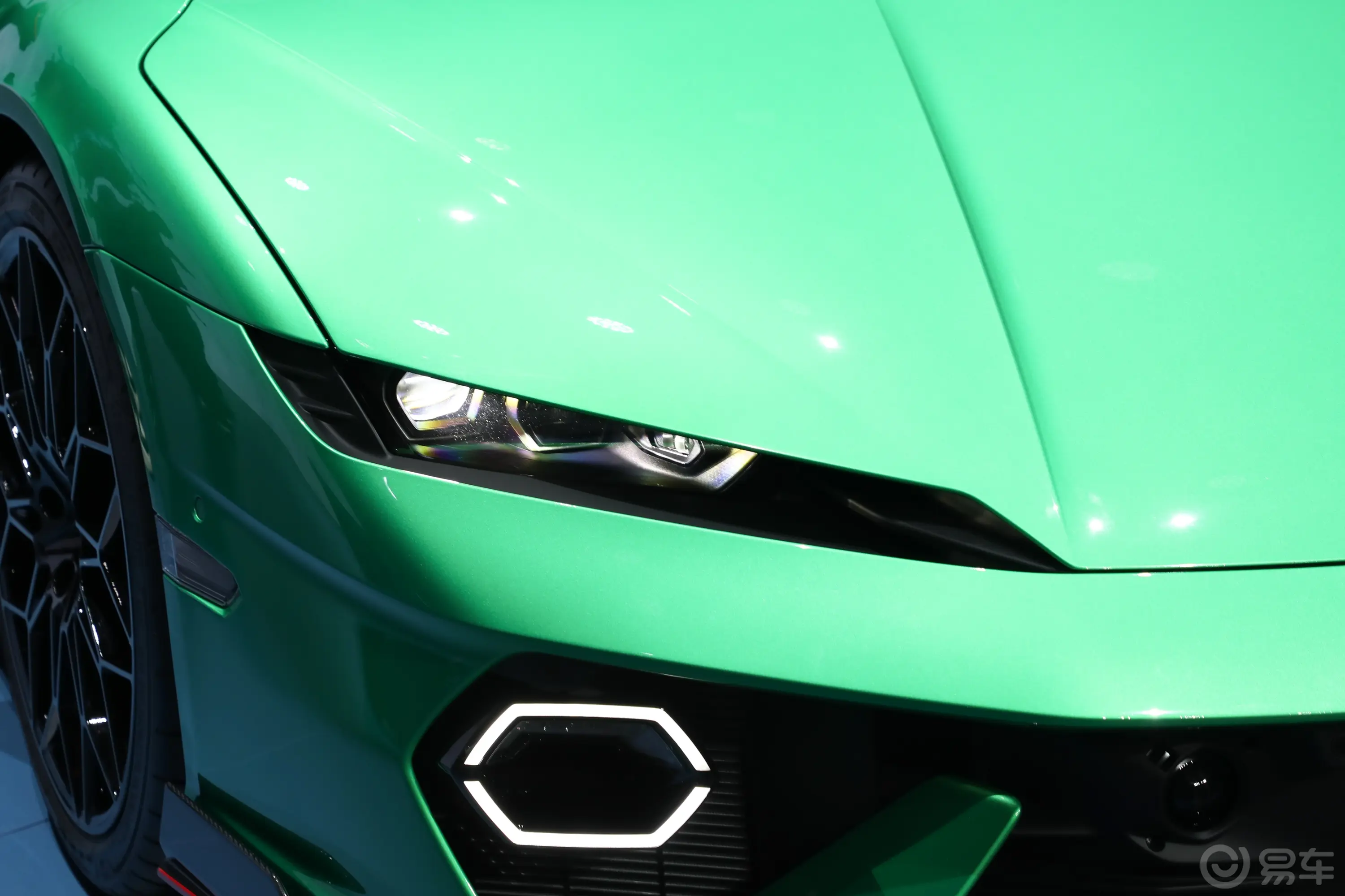 Temerario4.0T 标准版外观