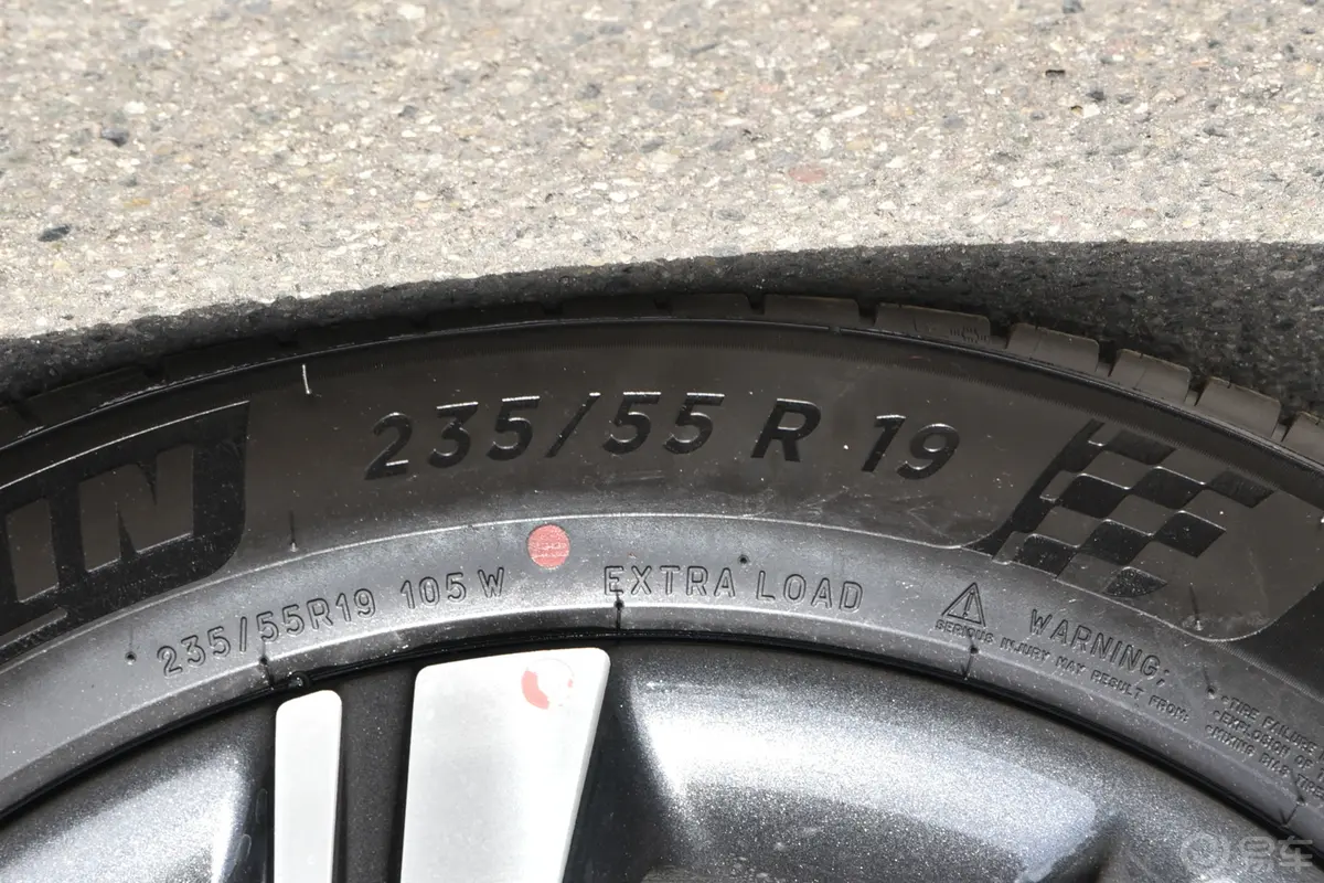 捷尼赛思GV702.5T 两驱豪华运动套件版前轮胎尺寸
