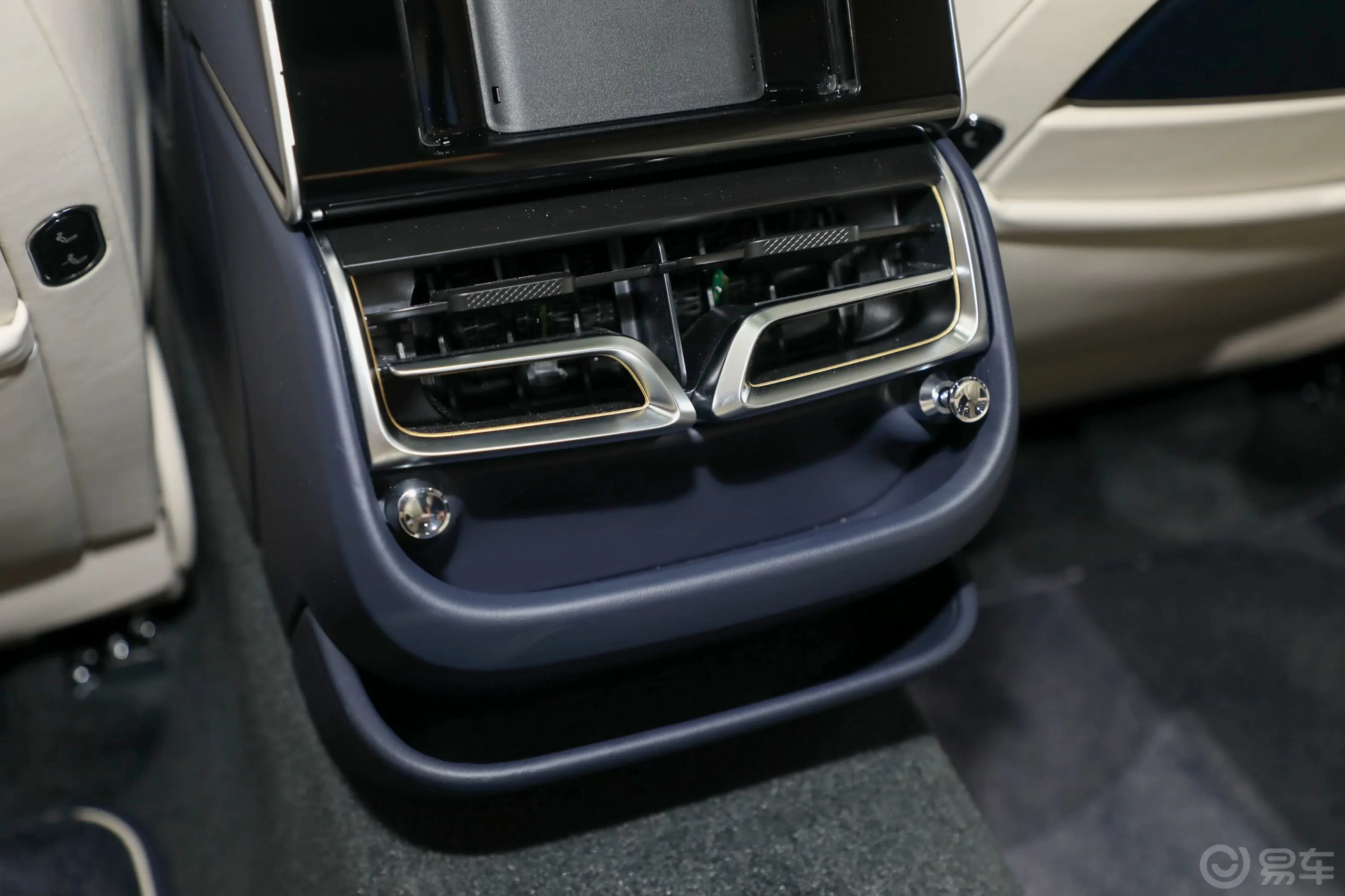 飞驰4.0T V8 雅度版后排
