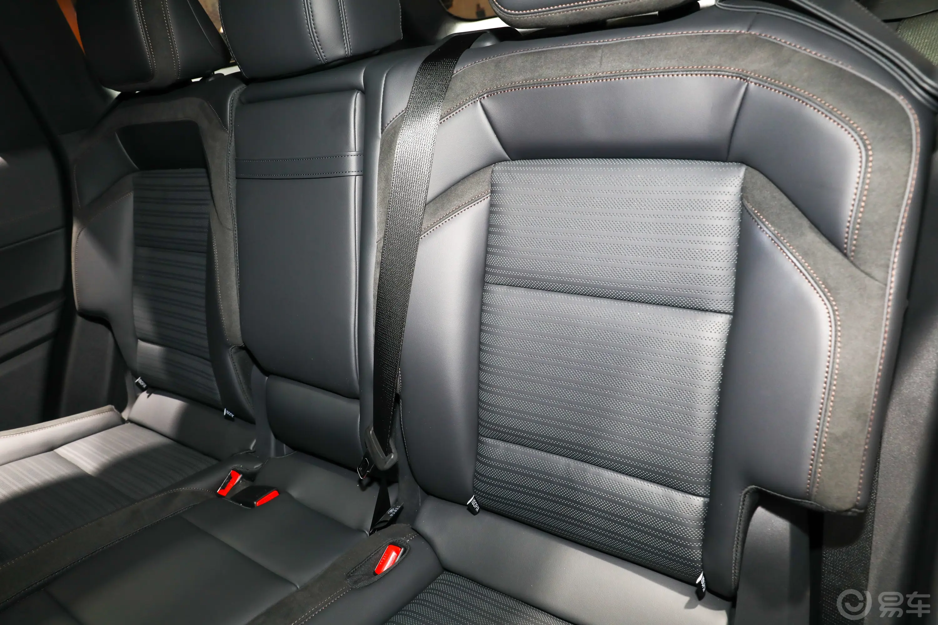 航海家2.0T 四驱亚特兰蒂斯版后排