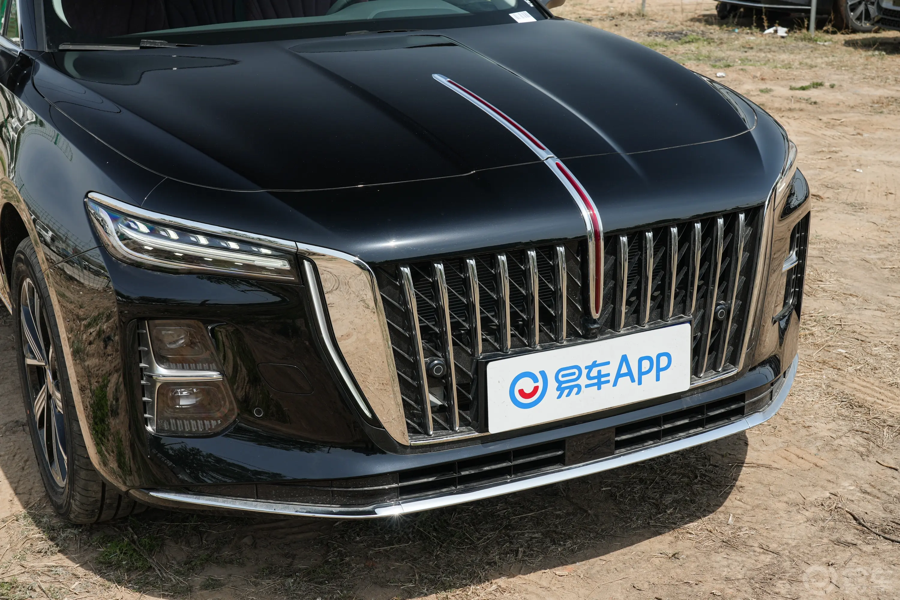 红旗H5 PHEV1.5T 130km 超混版前格栅侧俯拍