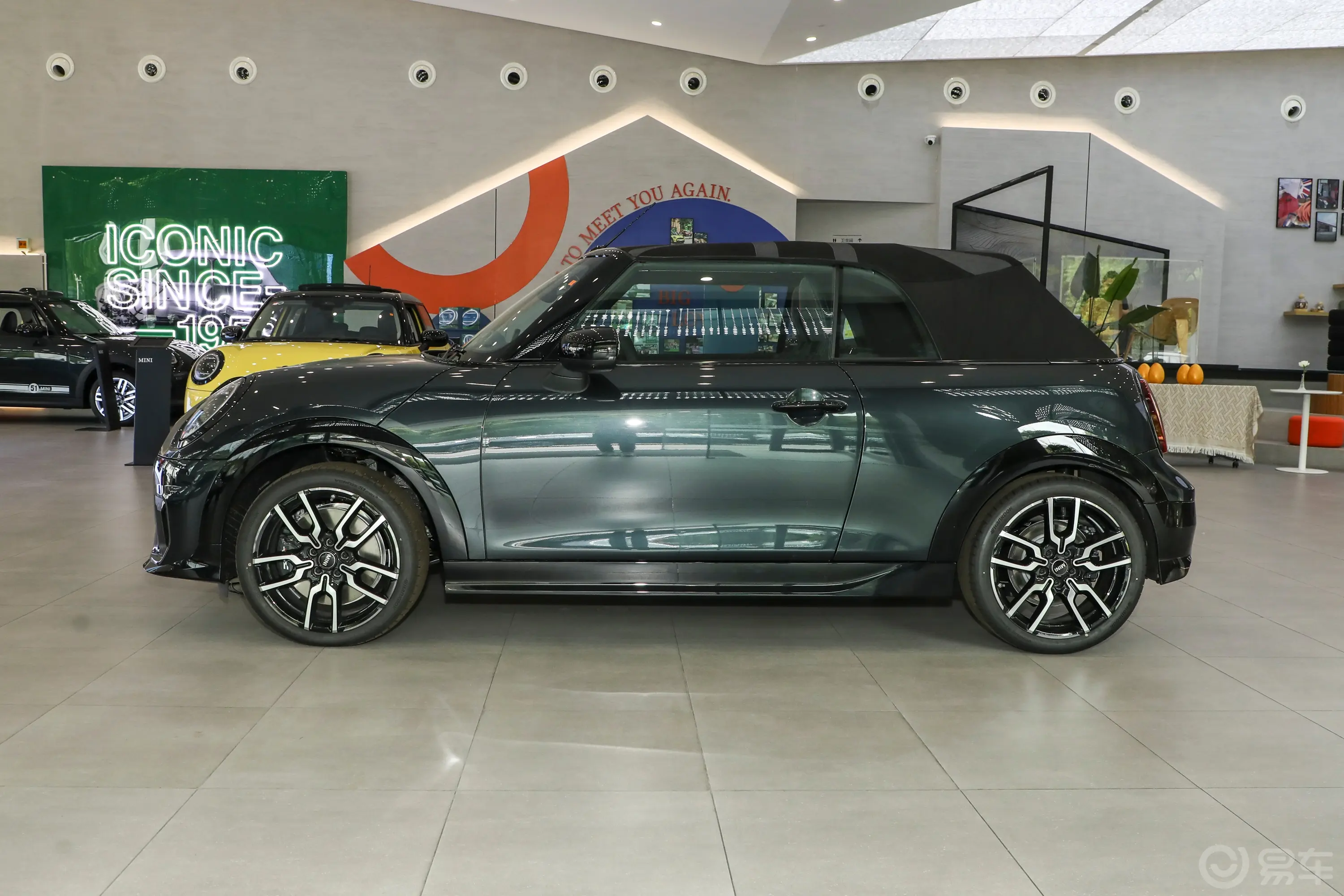 MINI CABRIO2.0T COOPER S CABRIO 赛车手正侧车头向左水平