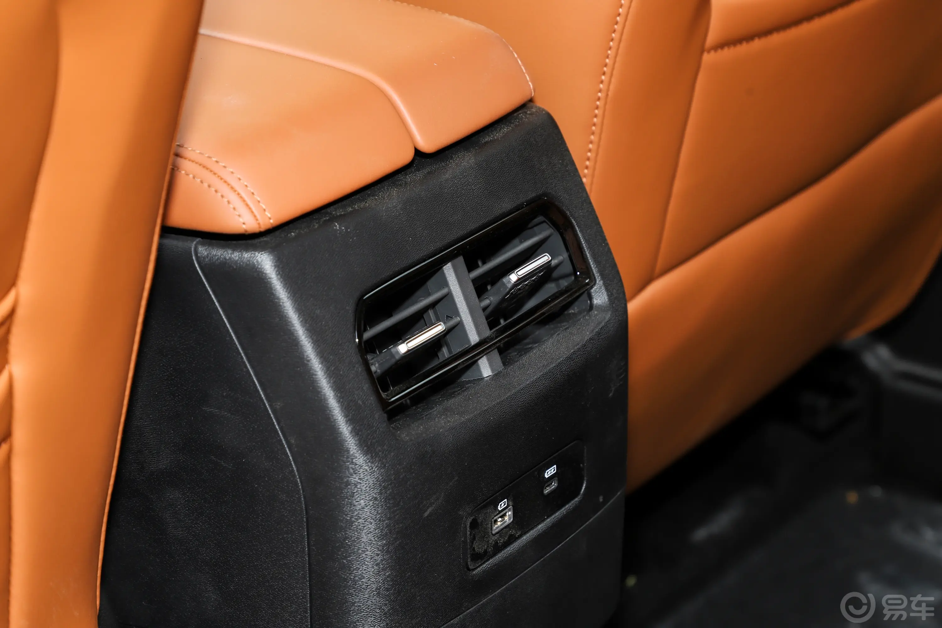 捷途X70 PLUS C-DM1.5T 120km 豪华版 5座后排(第二排)出风口