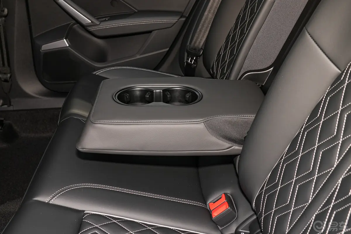 奥迪A3改款 Sportback 35TFSI 飞驰尊享型后排(第二排)中央扶手