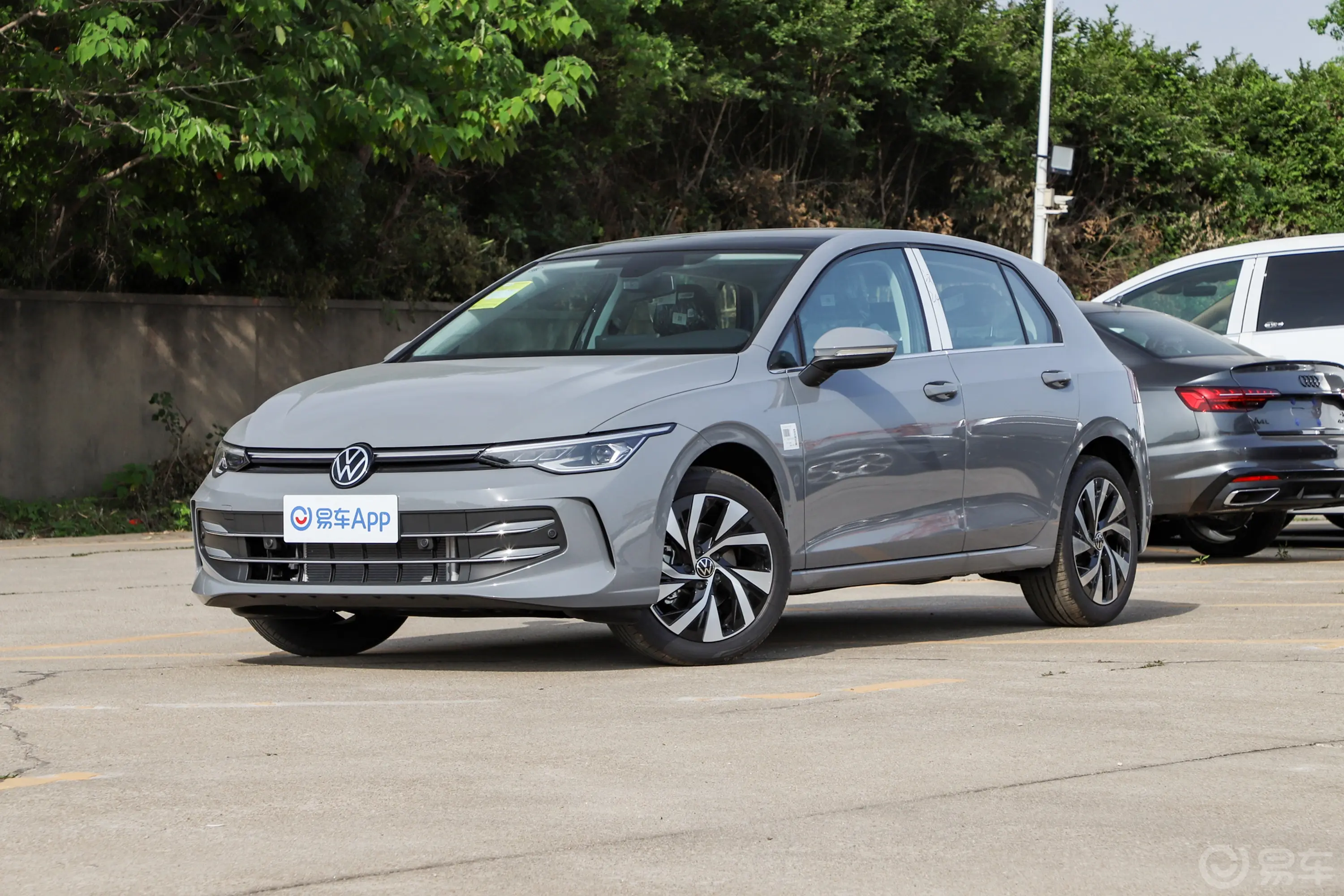 高尔夫改款 300TSI Pro侧前45度车头向左水平