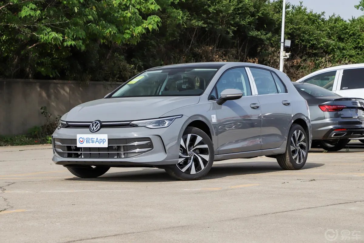 高尔夫改款 300TSI Pro侧前45度车头向左水平