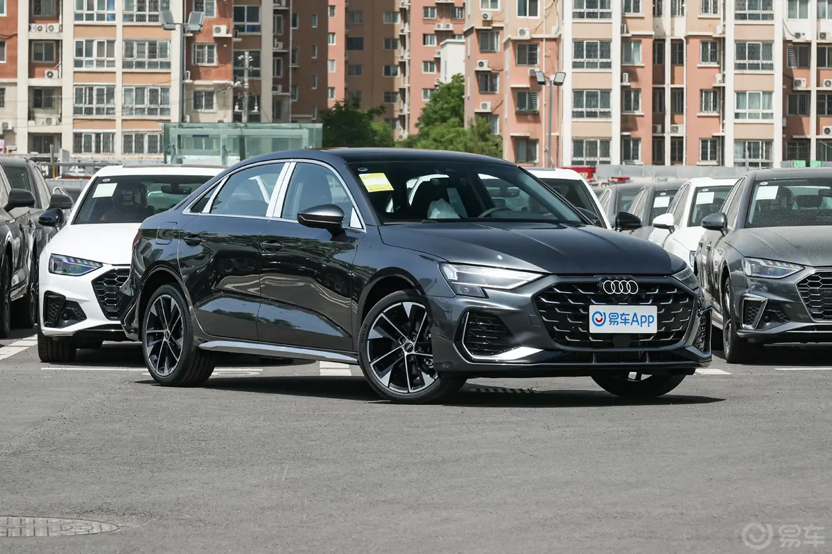 奥迪A3改款 A3L Limousine 35TFSI 飞驰尊享型侧前45度车头向右水平
