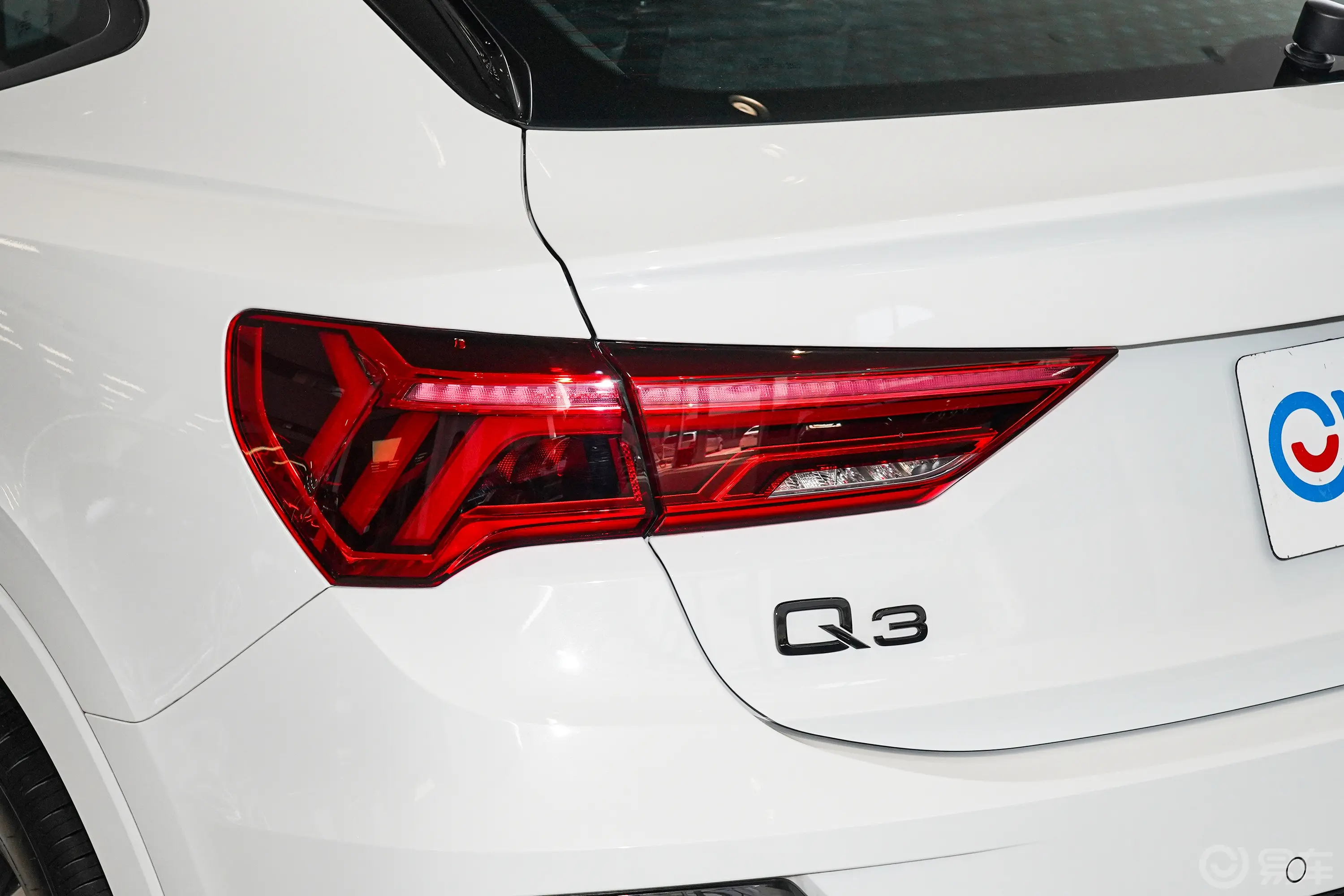 奥迪Q3 Sportbackquattro45周年典藏版 40 TFSI 时尚型尾灯侧45度俯拍