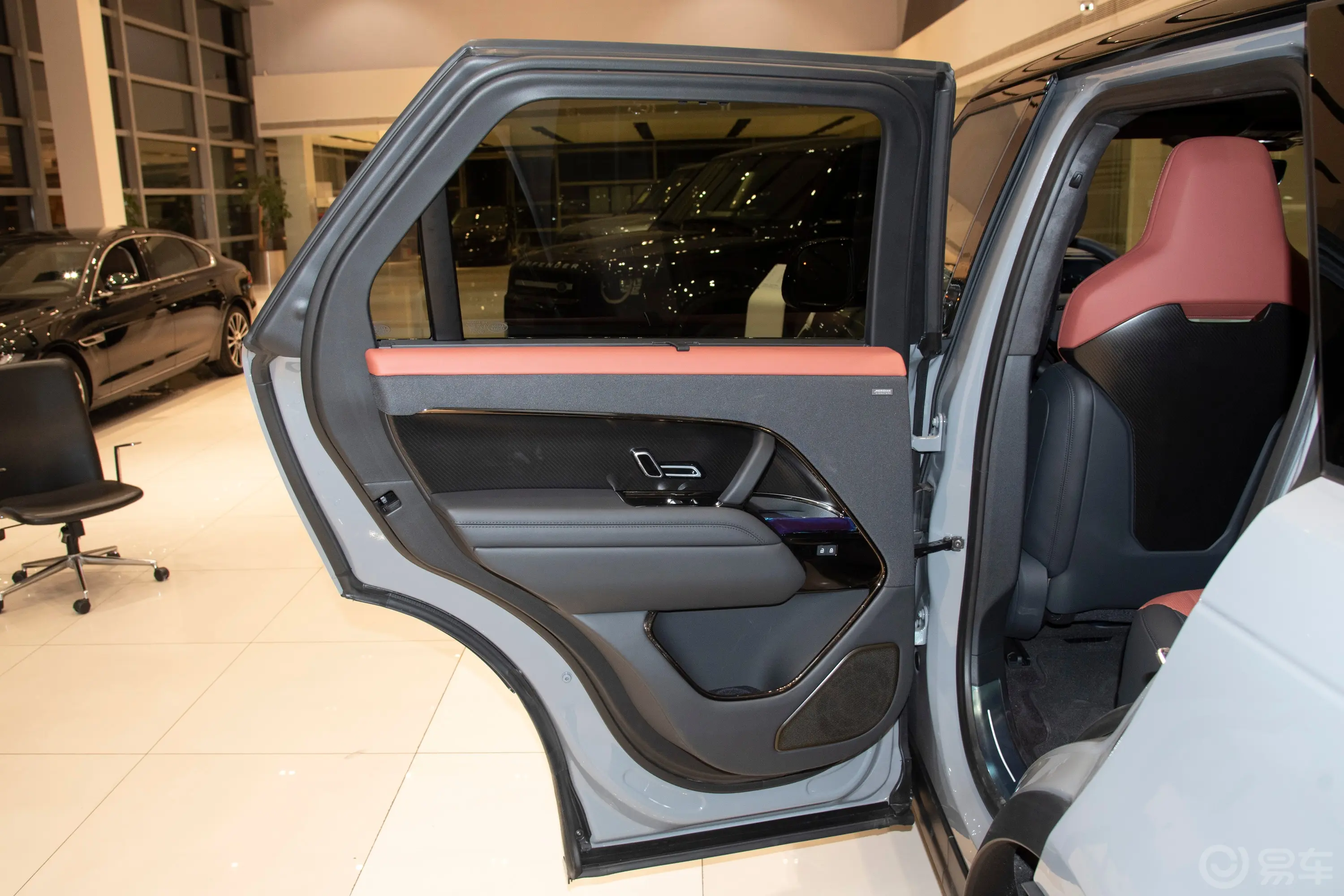 揽胜运动版4.4T SV Edition Two驾驶员侧后车门