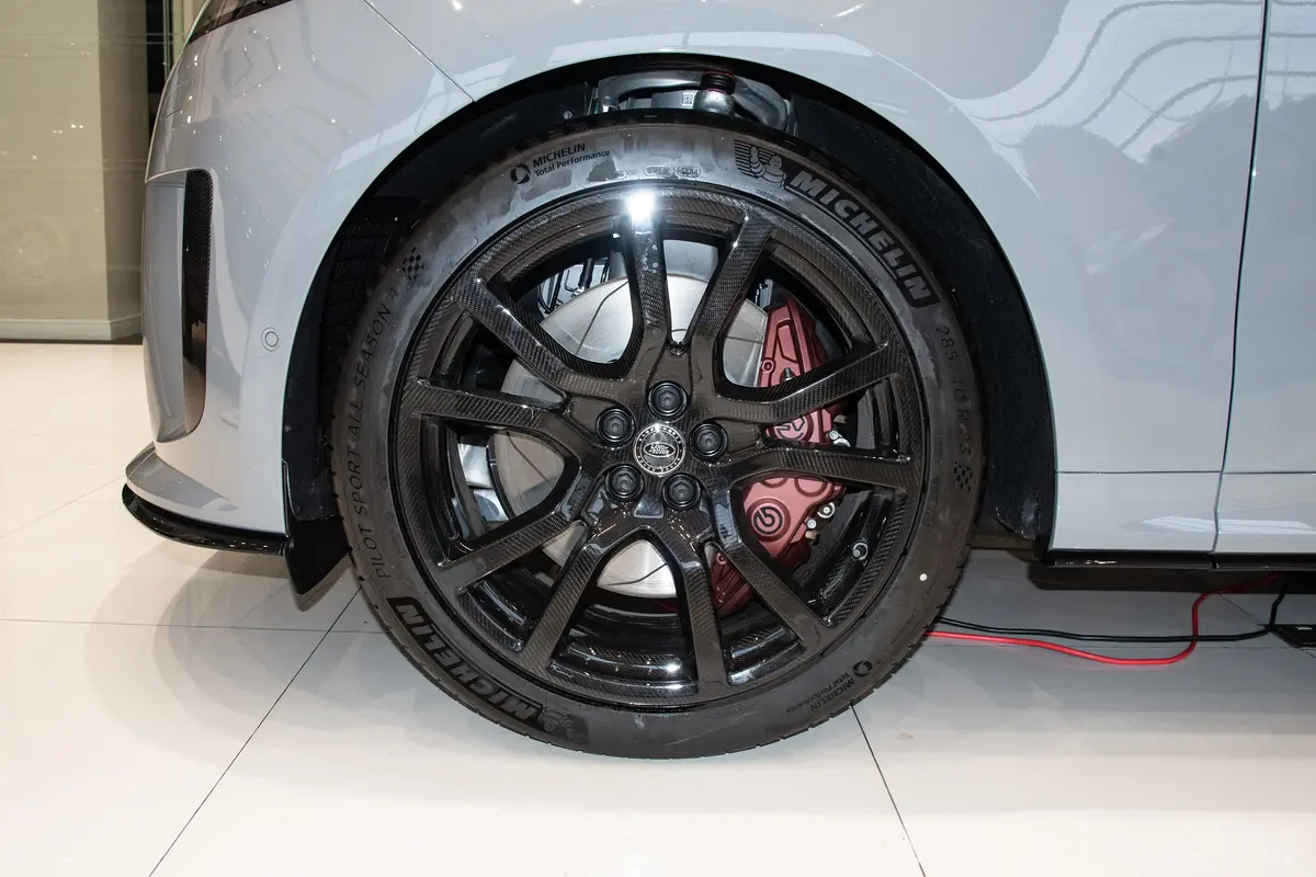 揽胜运动版4.4T SV Edition Two前轮毂造型