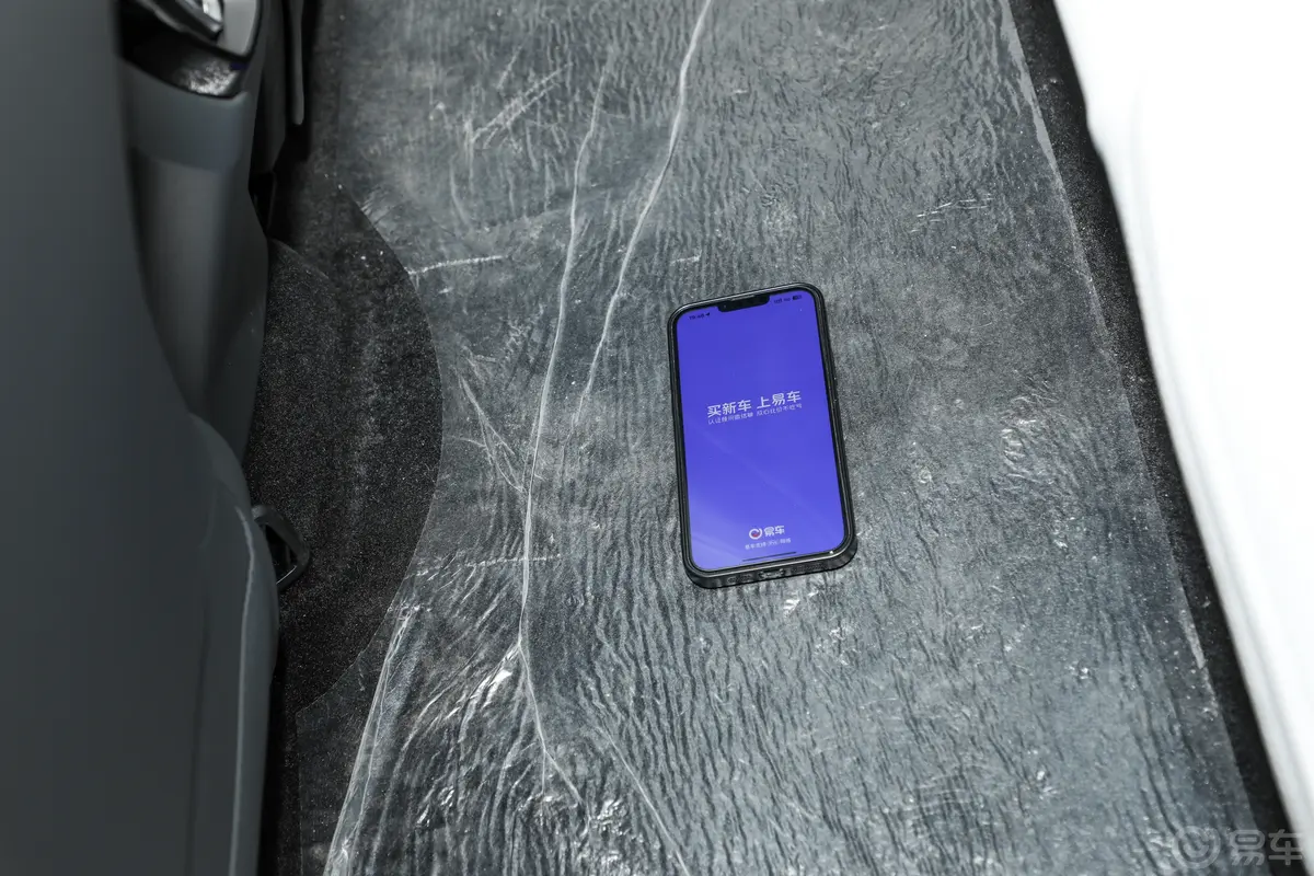 极狐 阿尔法S5630ULTRA神行版 四驱390kW后排地板中间位置