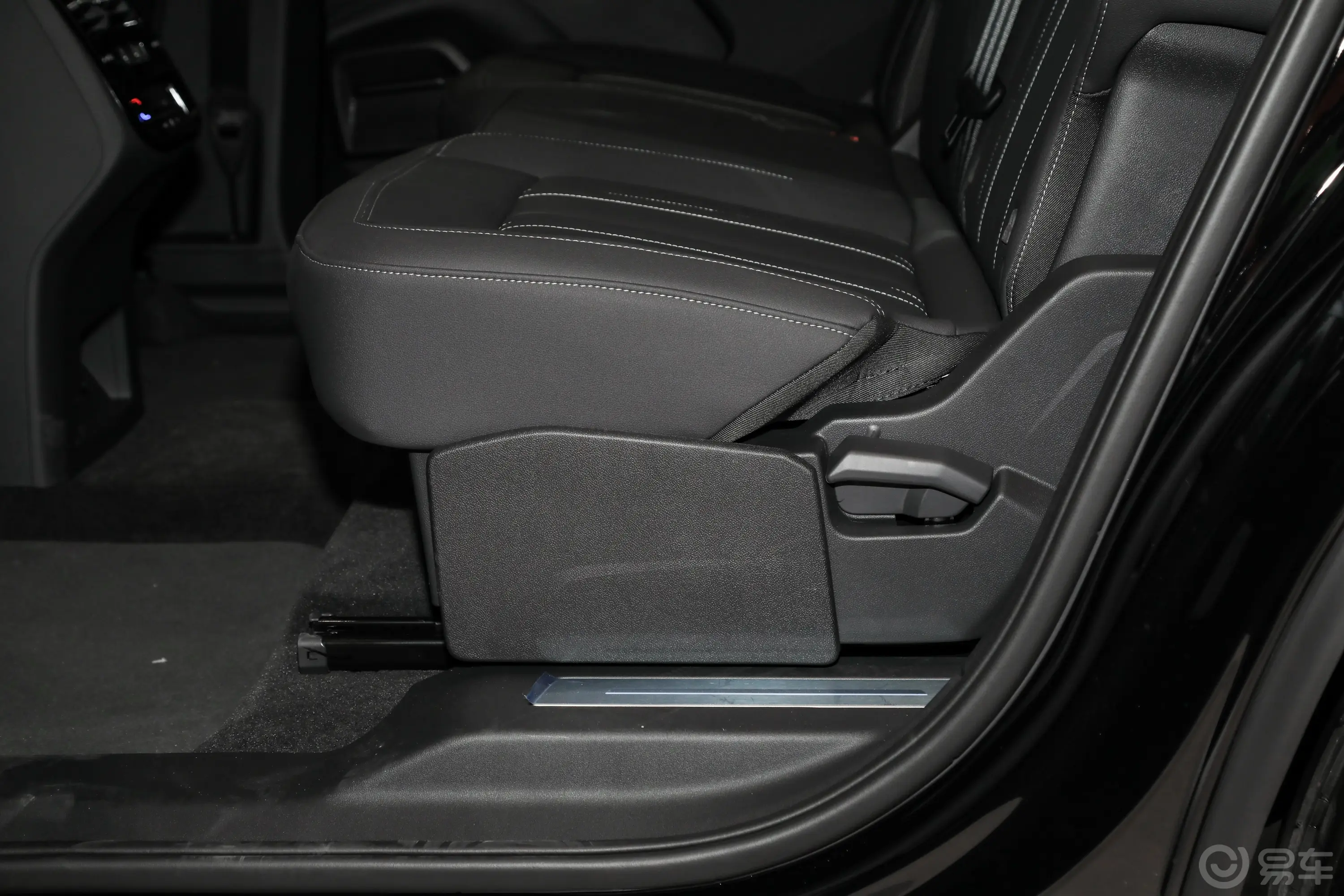 奥迪Q640 TFSI quattro 纪念版 7座后排功能