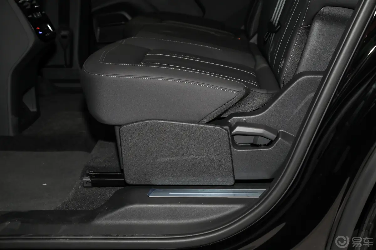 奥迪Q640 TFSI quattro 纪念版 7座后排功能