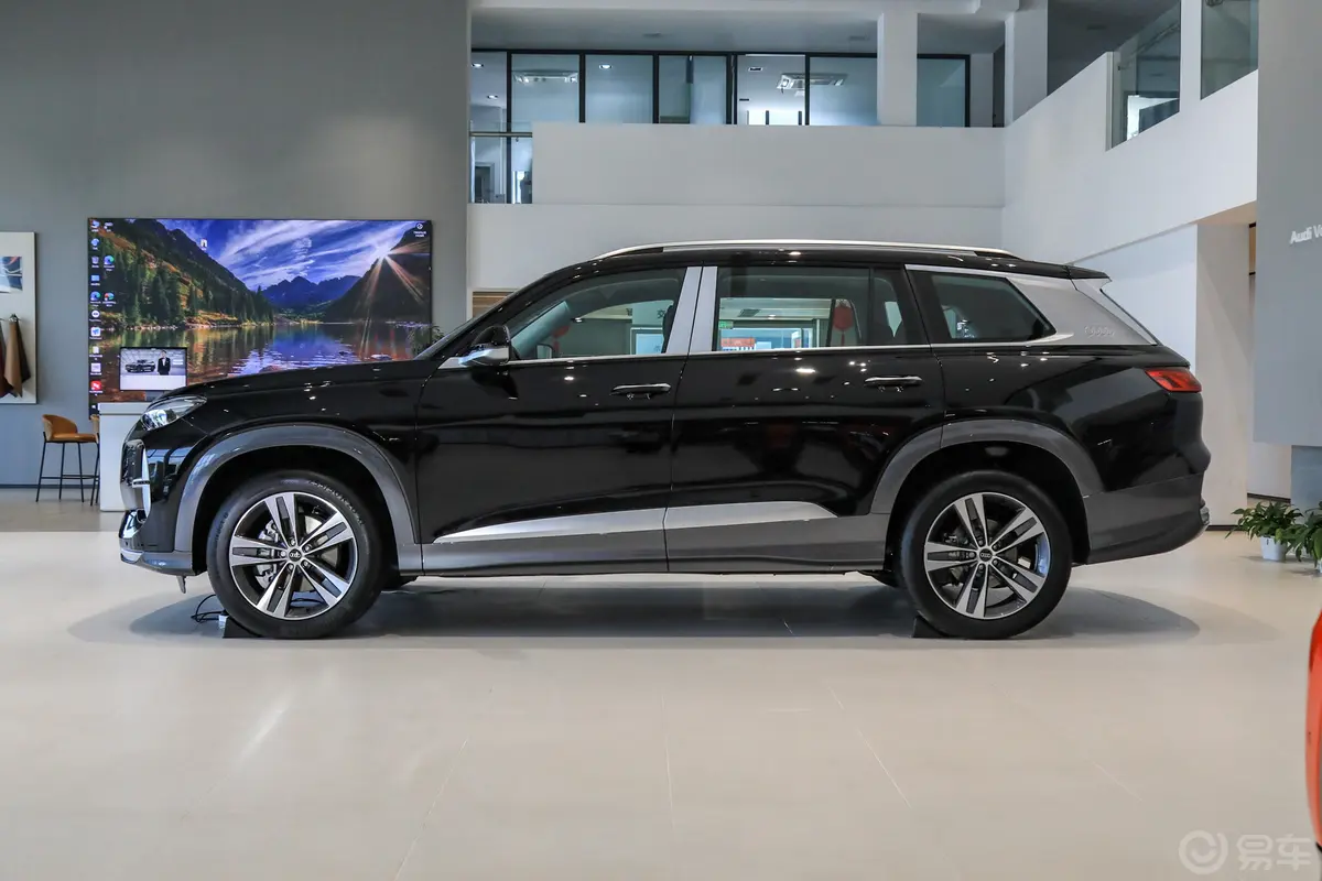 奥迪Q640 TFSI quattro 纪念版 7座正侧车头向左水平