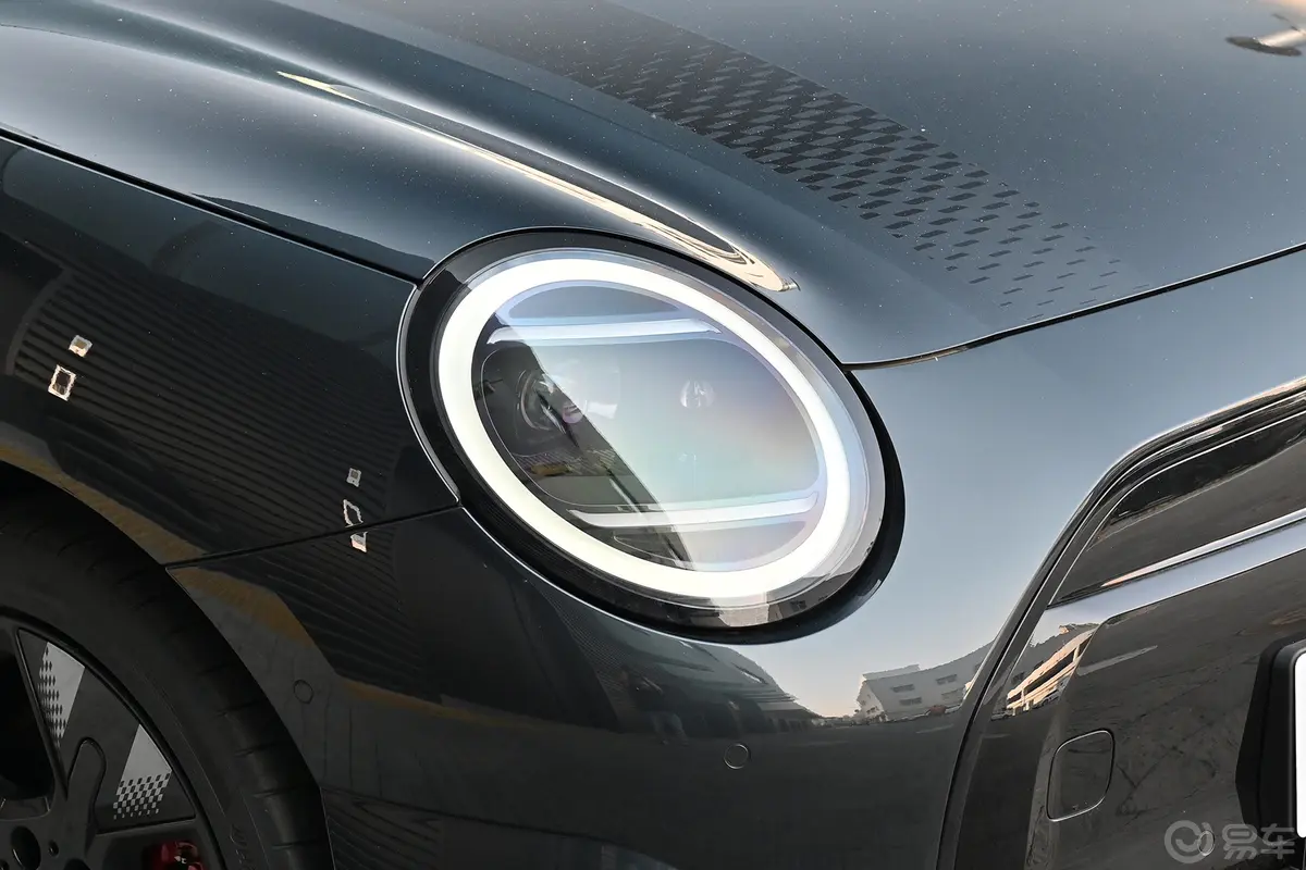电动MINI JCW412km JOHN COOPER WORKS大灯侧45度俯拍