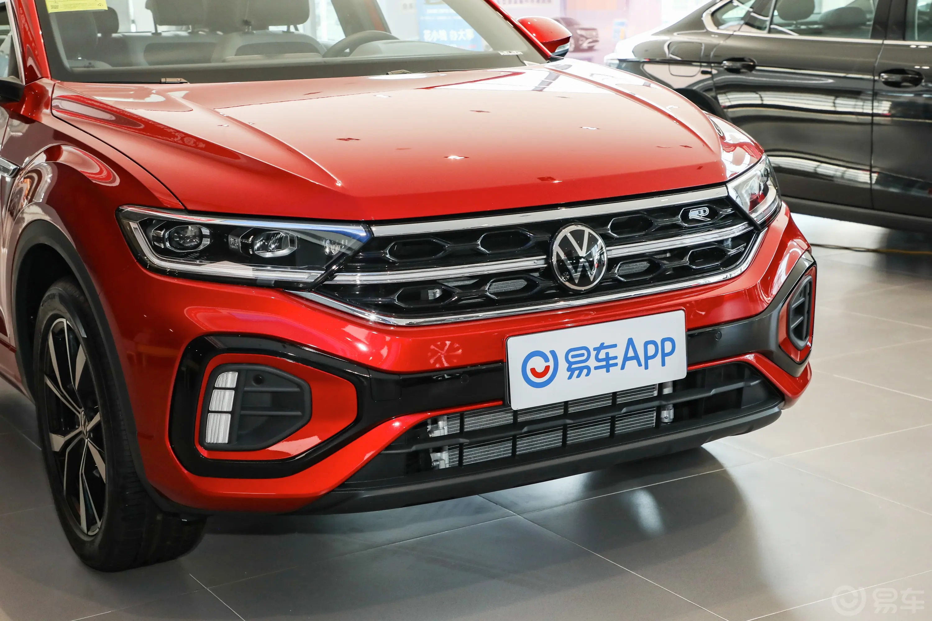 探歌改款 300TSI 辰光版前格栅侧俯拍