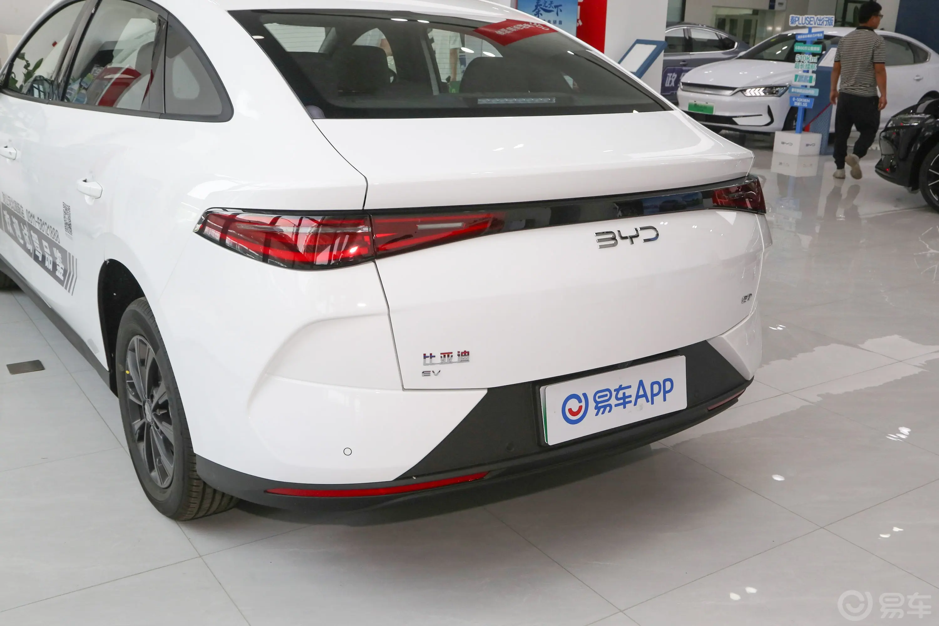 比亚迪e7标准版车尾特写