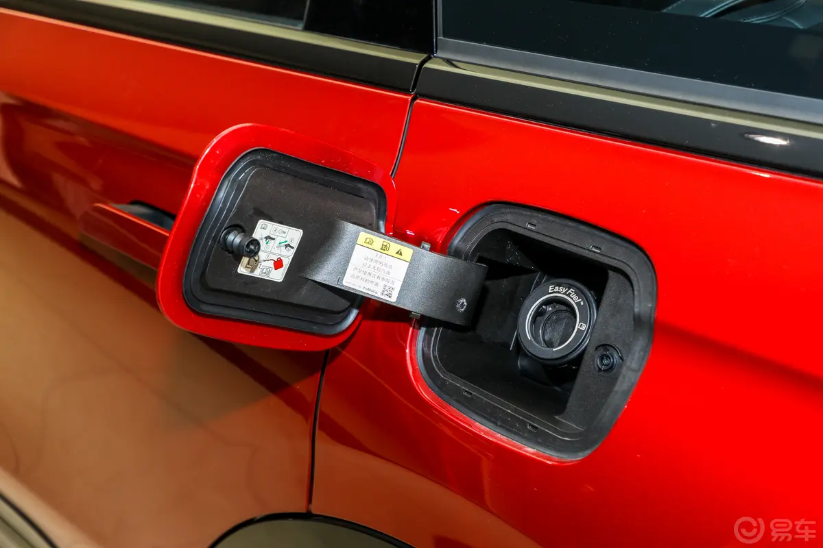 航海家2.0T 四驱亚特兰蒂斯版加油口