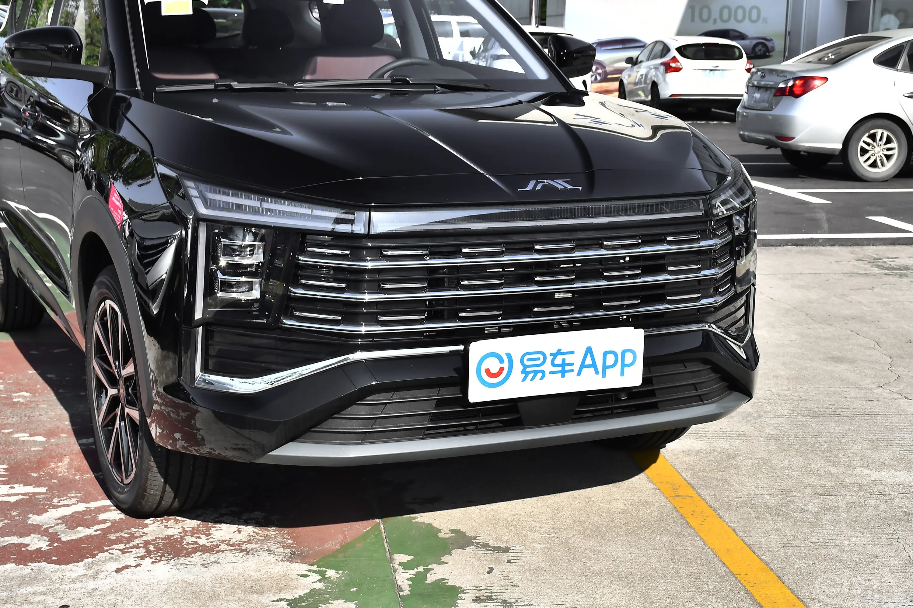 江淮X8 E家1.5T 110km 家兴版 5座前格栅侧俯拍
